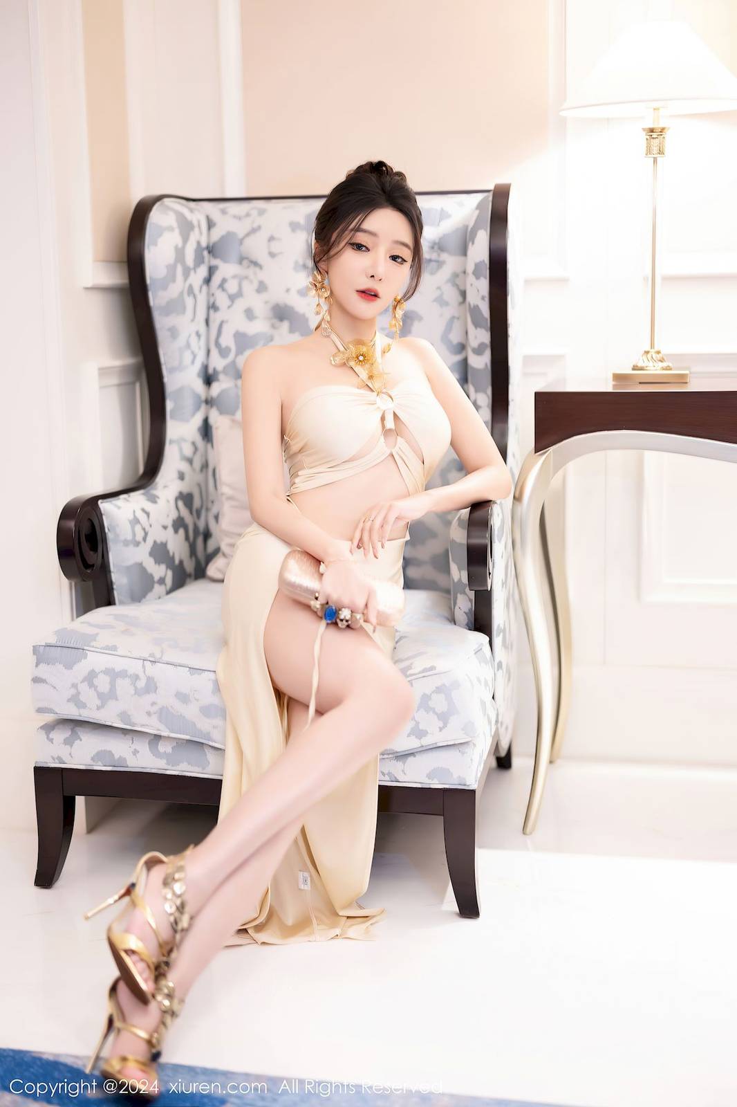 秀人网女神王馨瑶yanni淡黄露肩礼裙御姐姿态性感写真-10