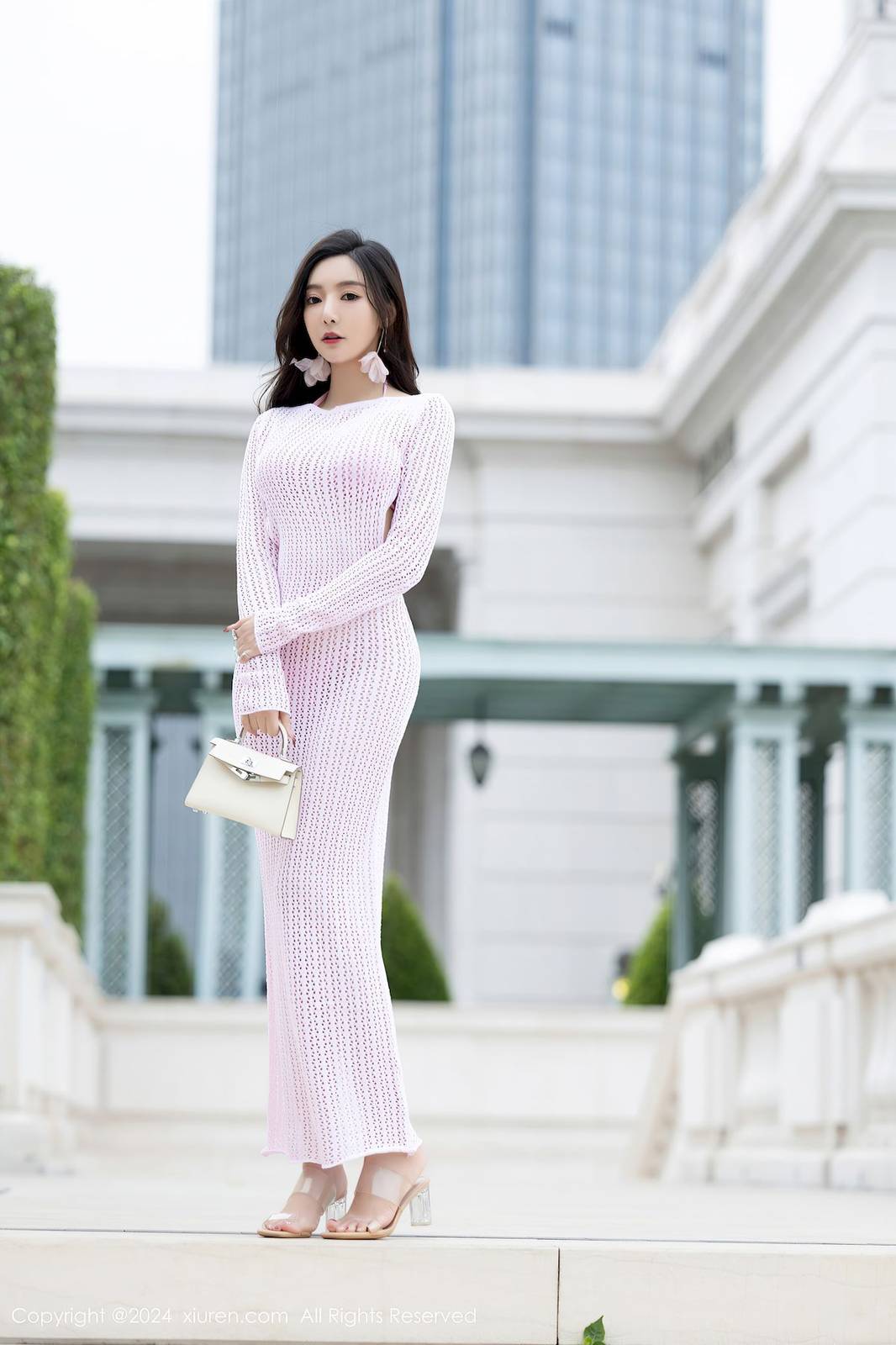 秀人网女神王馨瑶yanni粉色连衣长裙撩人心怀性感写真