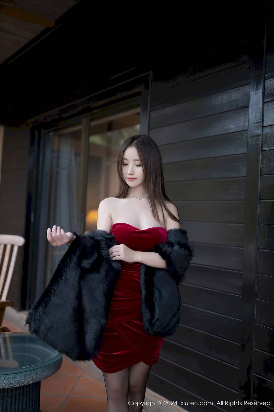 秀人网模特杏子Yada红色露肩连衣短裙曼妙身姿泰国旅拍