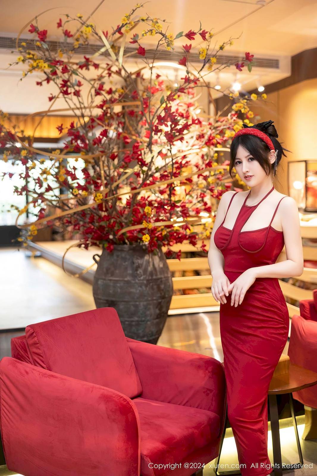 秀人网模特陈诗诗kiki红色短裙搭配诱人黑丝性感写真-2