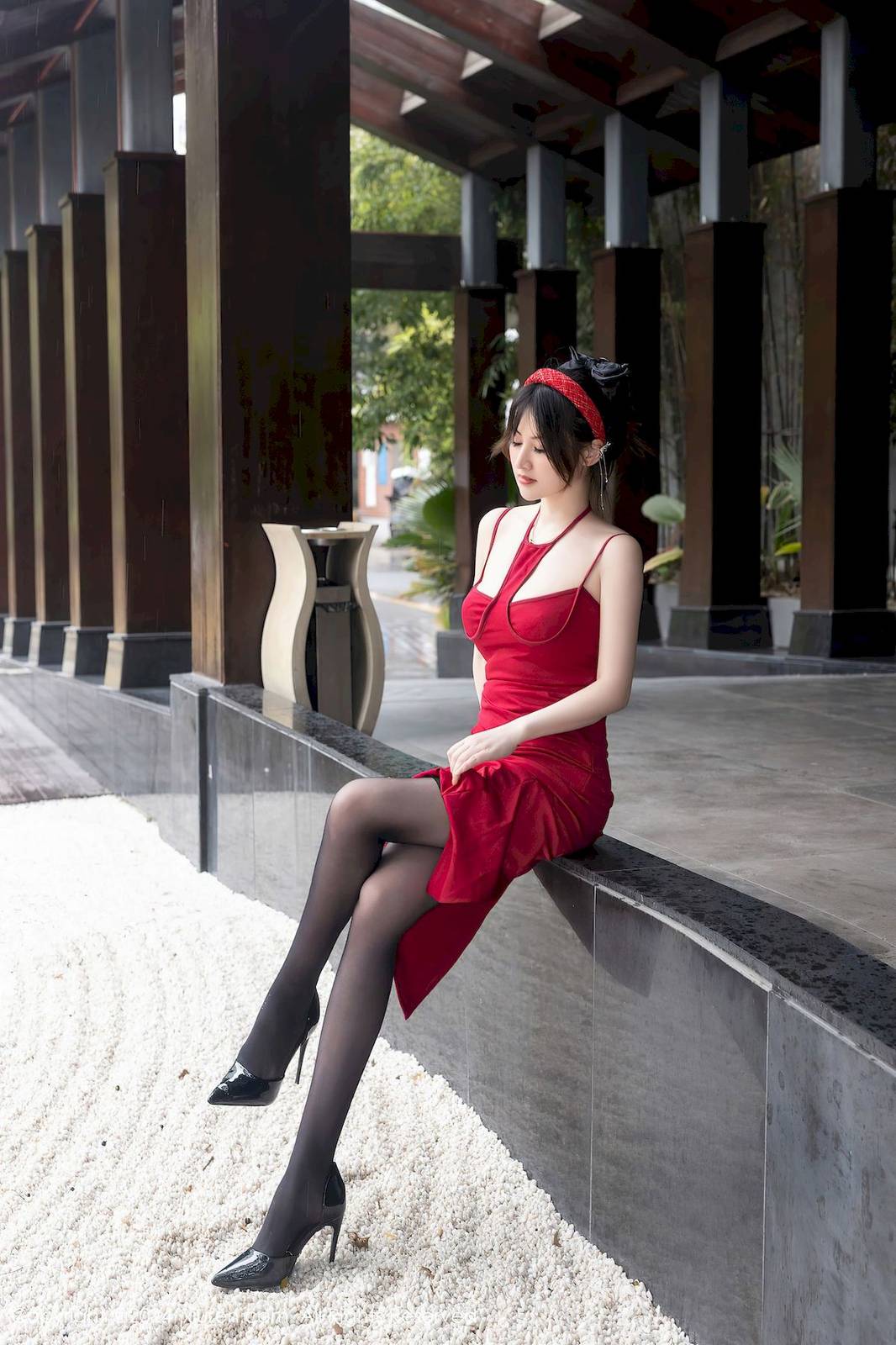 秀人网模特陈诗诗kiki红色短裙搭配诱人黑丝性感写真-16