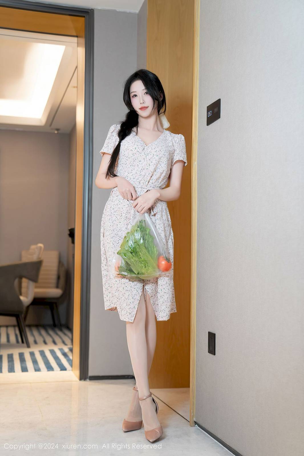 秀人网美女模特抖娘利世浅色连衣裙别样情趣性感写真