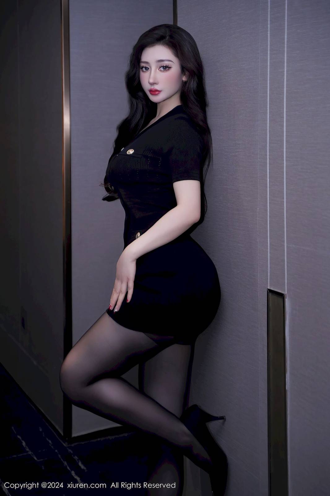 秀人网新人嫩模蕾蕾醒了没收身服饰丰腴身材性感写真-4