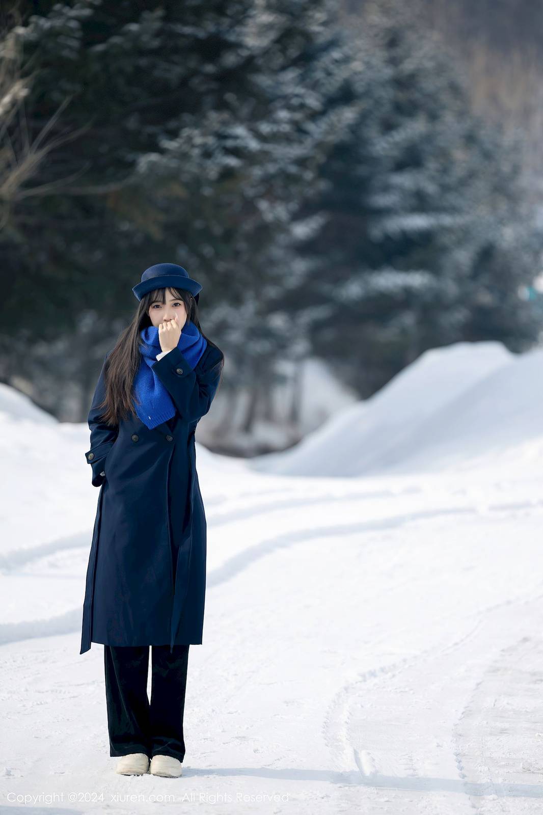 秀人网模特林星阑深色大衣搭配蓝色围巾哈尔滨户外旅拍