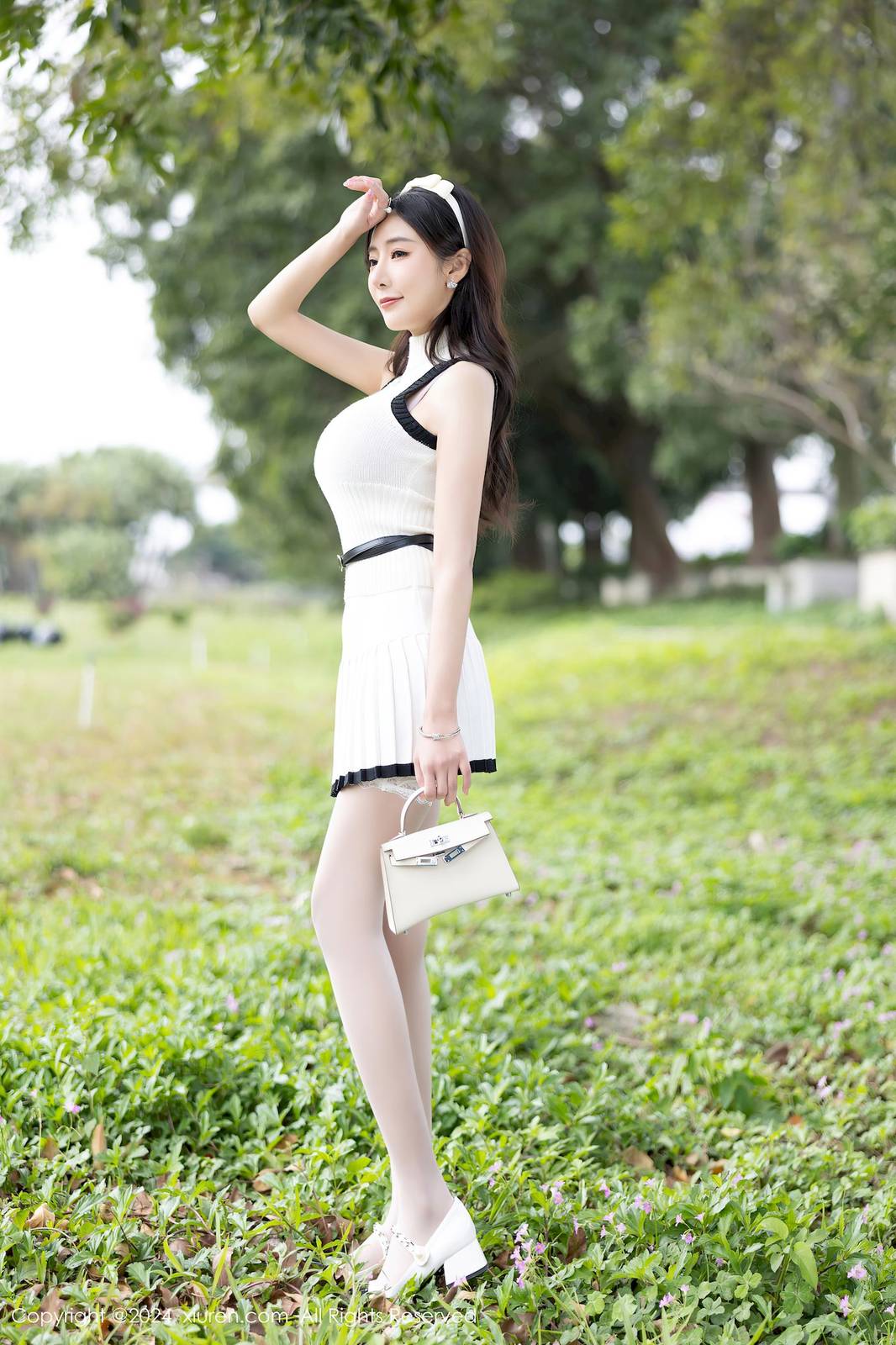 秀人网女神王馨瑶yanni白色连衣短裙白色丝袜哈尔滨旅拍-2