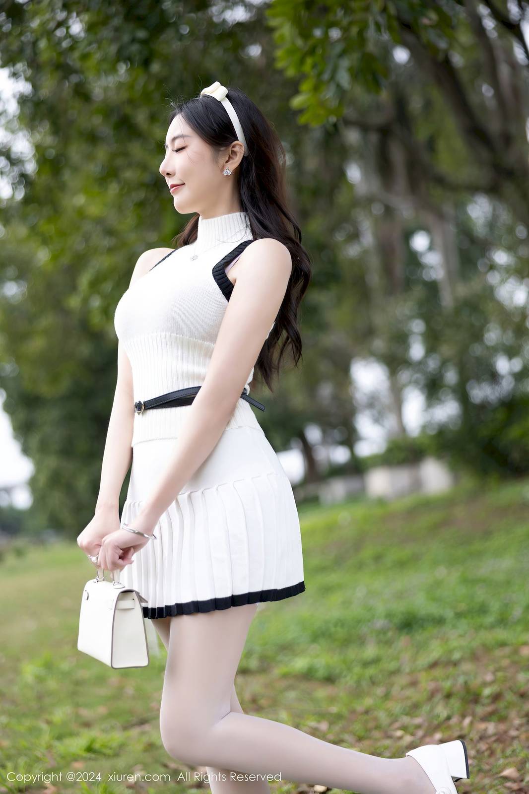 秀人网女神王馨瑶yanni白色连衣短裙白色丝袜哈尔滨旅拍-4