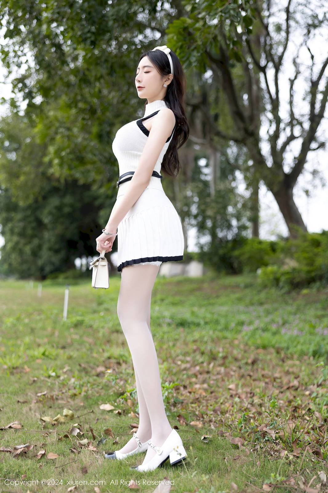 秀人网女神王馨瑶yanni白色连衣短裙白色丝袜哈尔滨旅拍-5