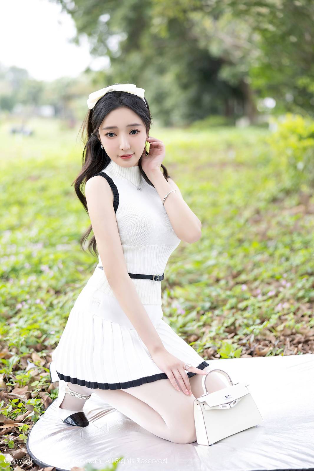 秀人网女神王馨瑶yanni白色连衣短裙白色丝袜哈尔滨旅拍-12