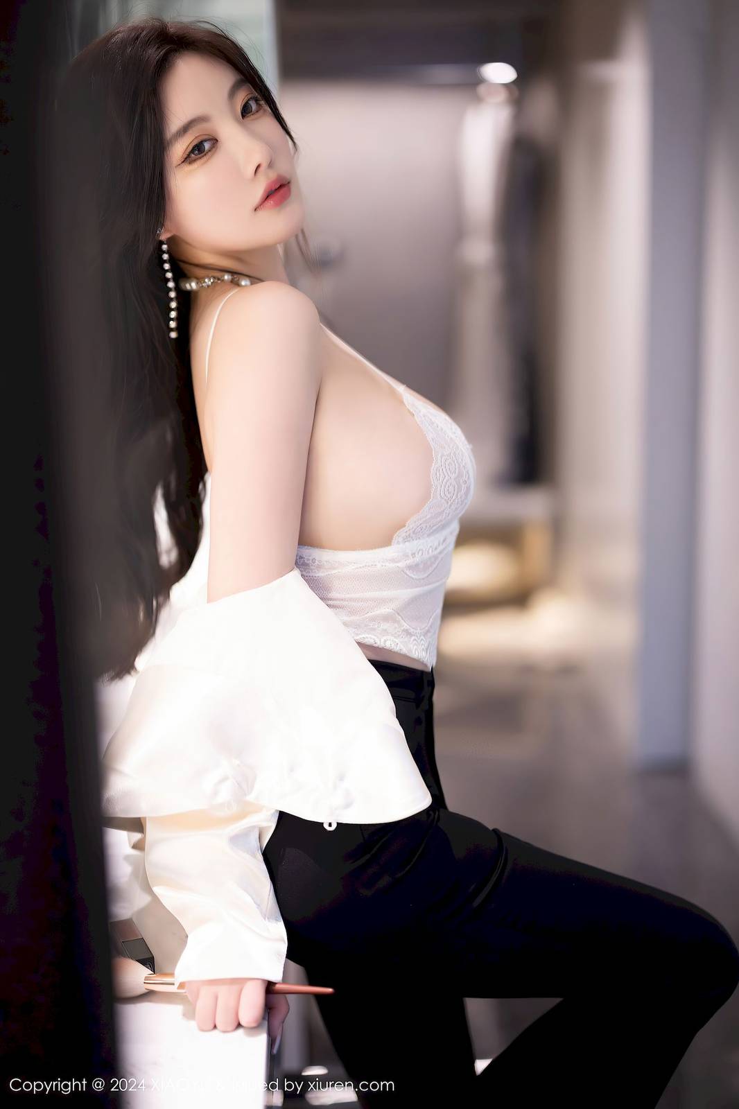 语画界女神杨晨晨Yome白色上衣搭配黑色长裤哈尔滨旅拍-32