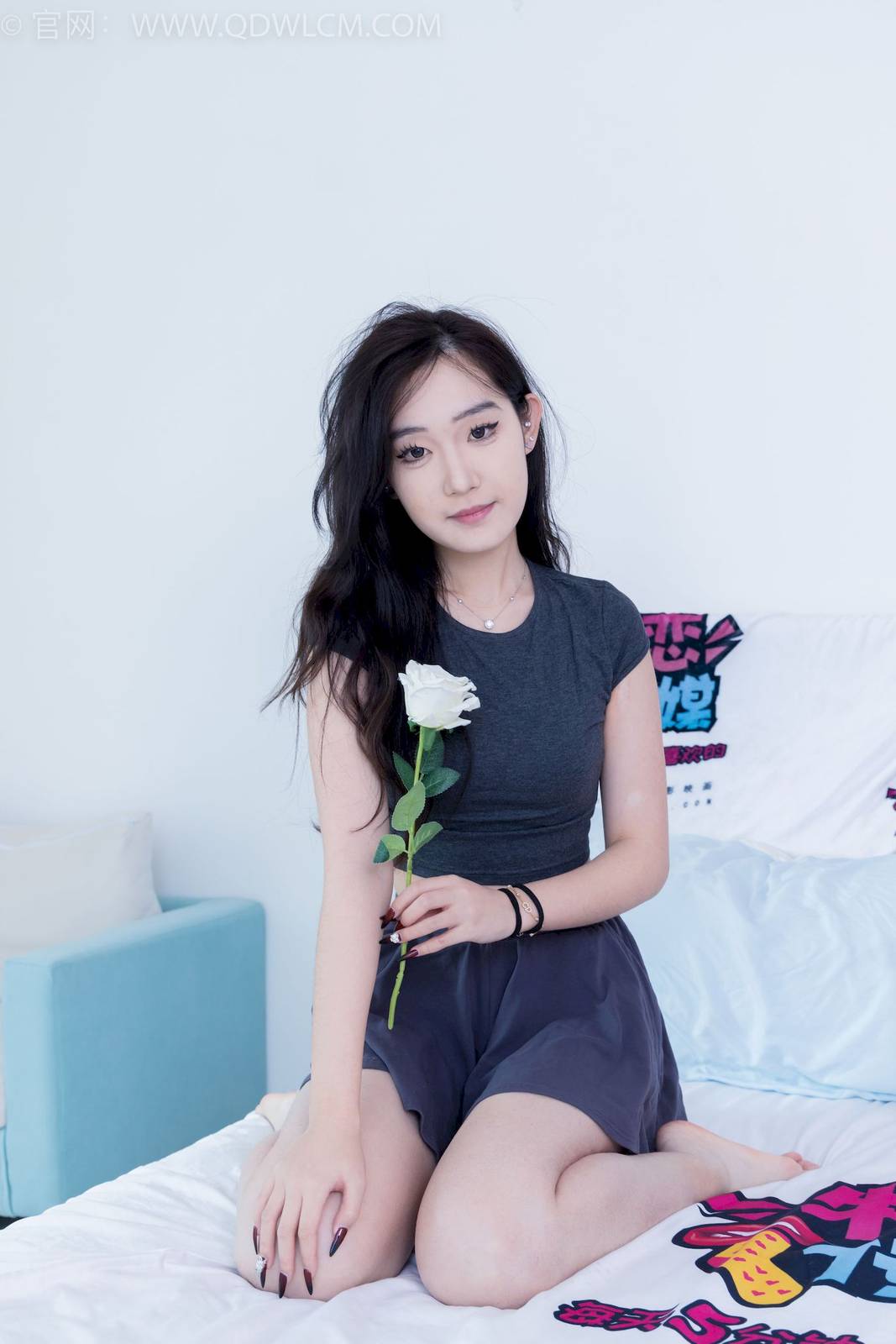 物恋传媒模特橙橙微露小蛮腰坠入爱河主题私房写真-3