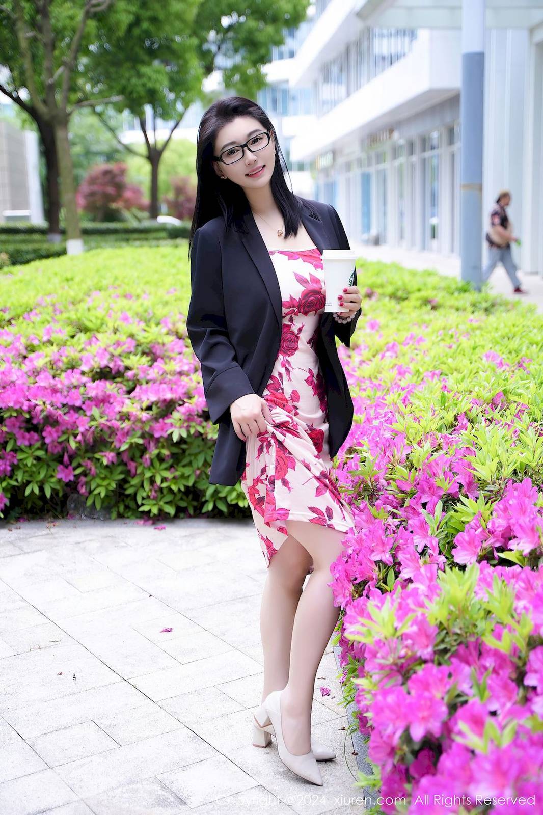 秀人网新人模特雅茹老师碎花长裙厨房场景拍摄性感写真