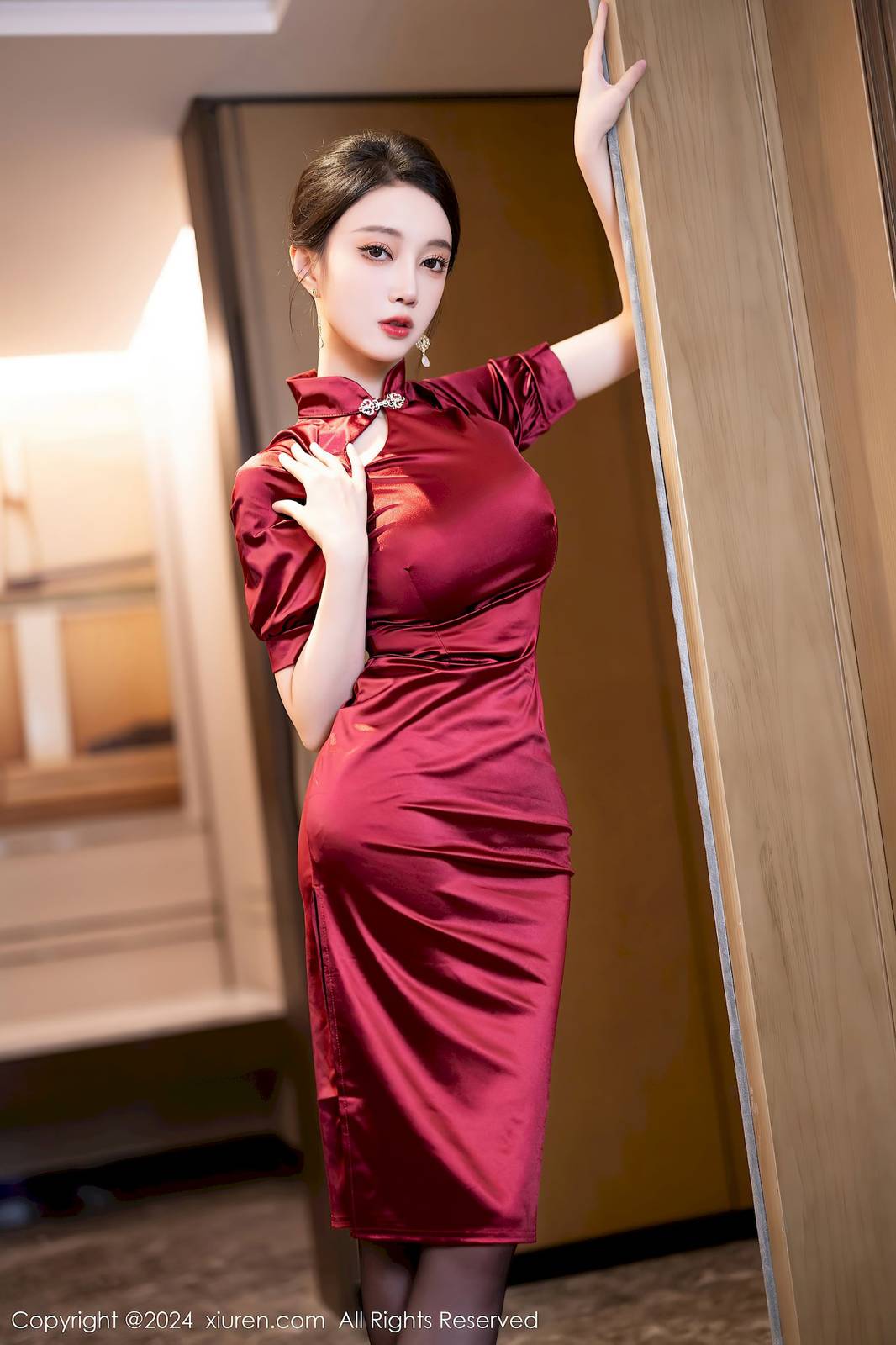 秀人网模特玥儿玥er红色旗袍搭配魅惑黑丝哈尔滨旅拍-9
