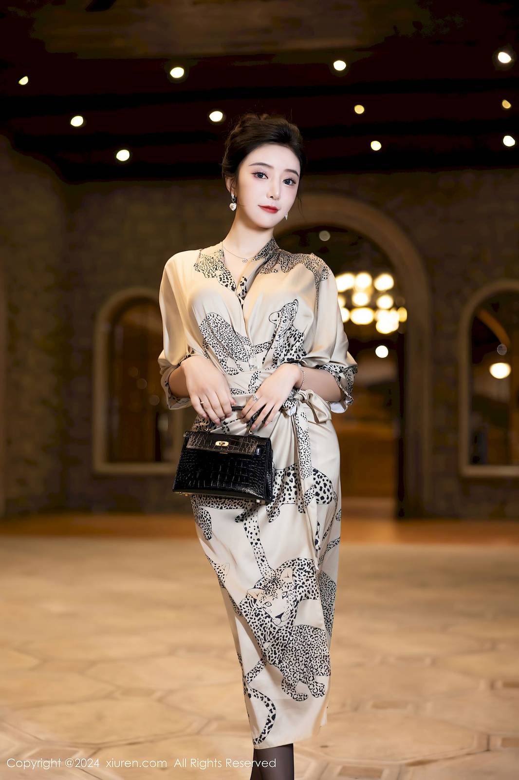 秀人网女神王馨瑶yanni连衣短裙搭配黑色丝袜哈尔滨旅拍