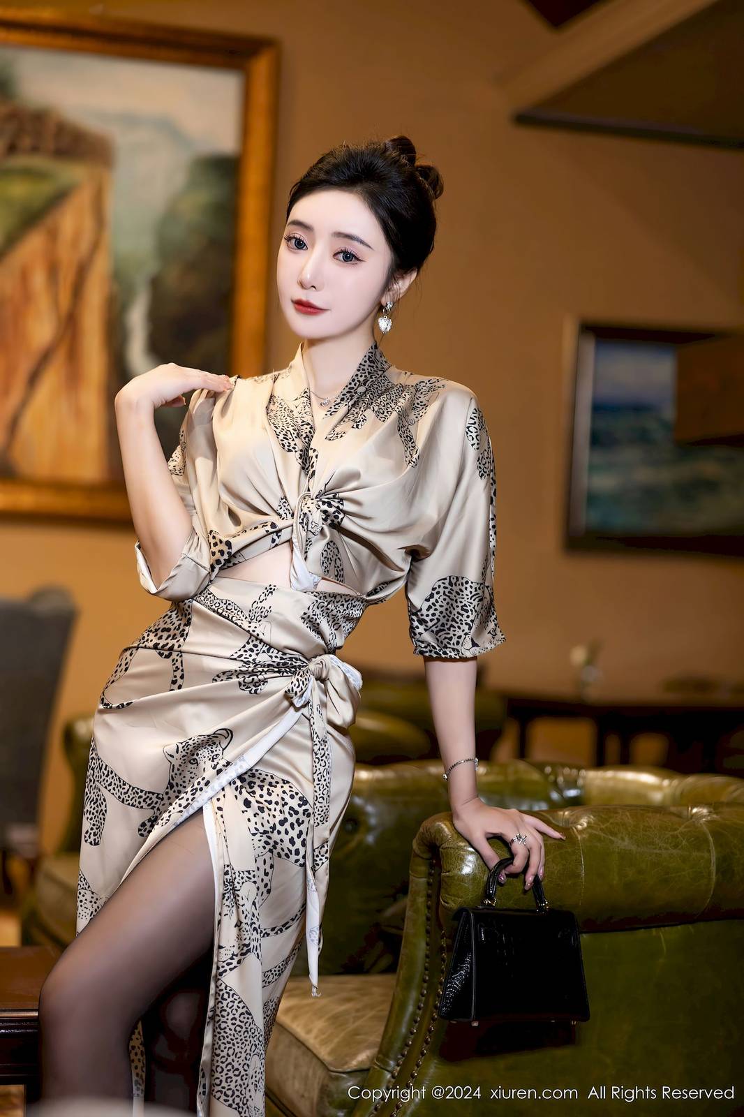 秀人网女神王馨瑶yanni连衣短裙搭配黑色丝袜哈尔滨旅拍-8