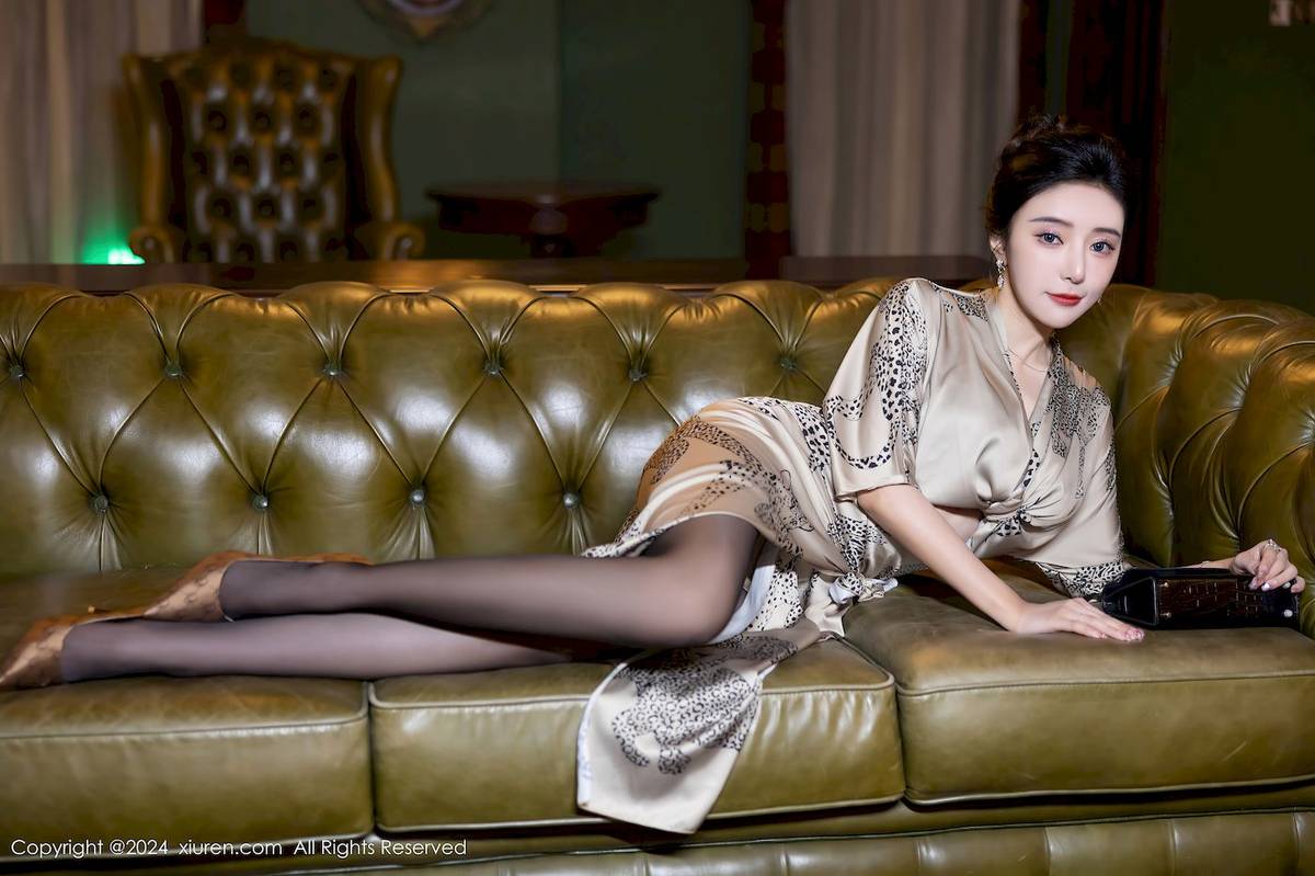 秀人网女神王馨瑶yanni连衣短裙搭配黑色丝袜哈尔滨旅拍-17