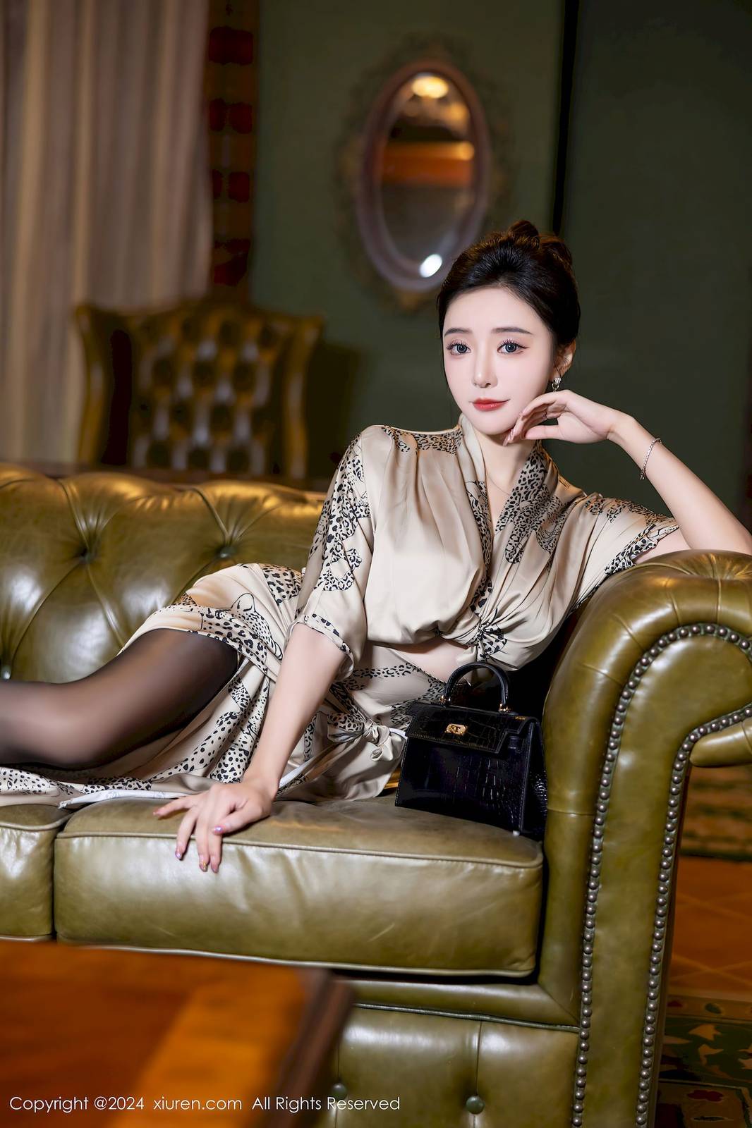 秀人网女神王馨瑶yanni连衣短裙搭配黑色丝袜哈尔滨旅拍-18