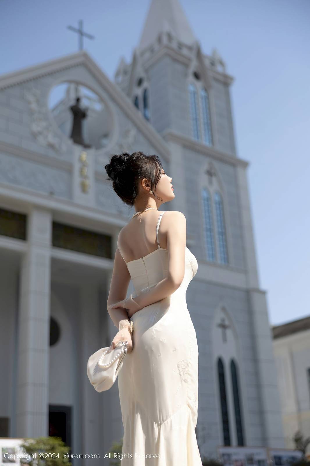 秀人网女神杨晨晨Yome白色连衣裙搭配白色丝袜性感写真