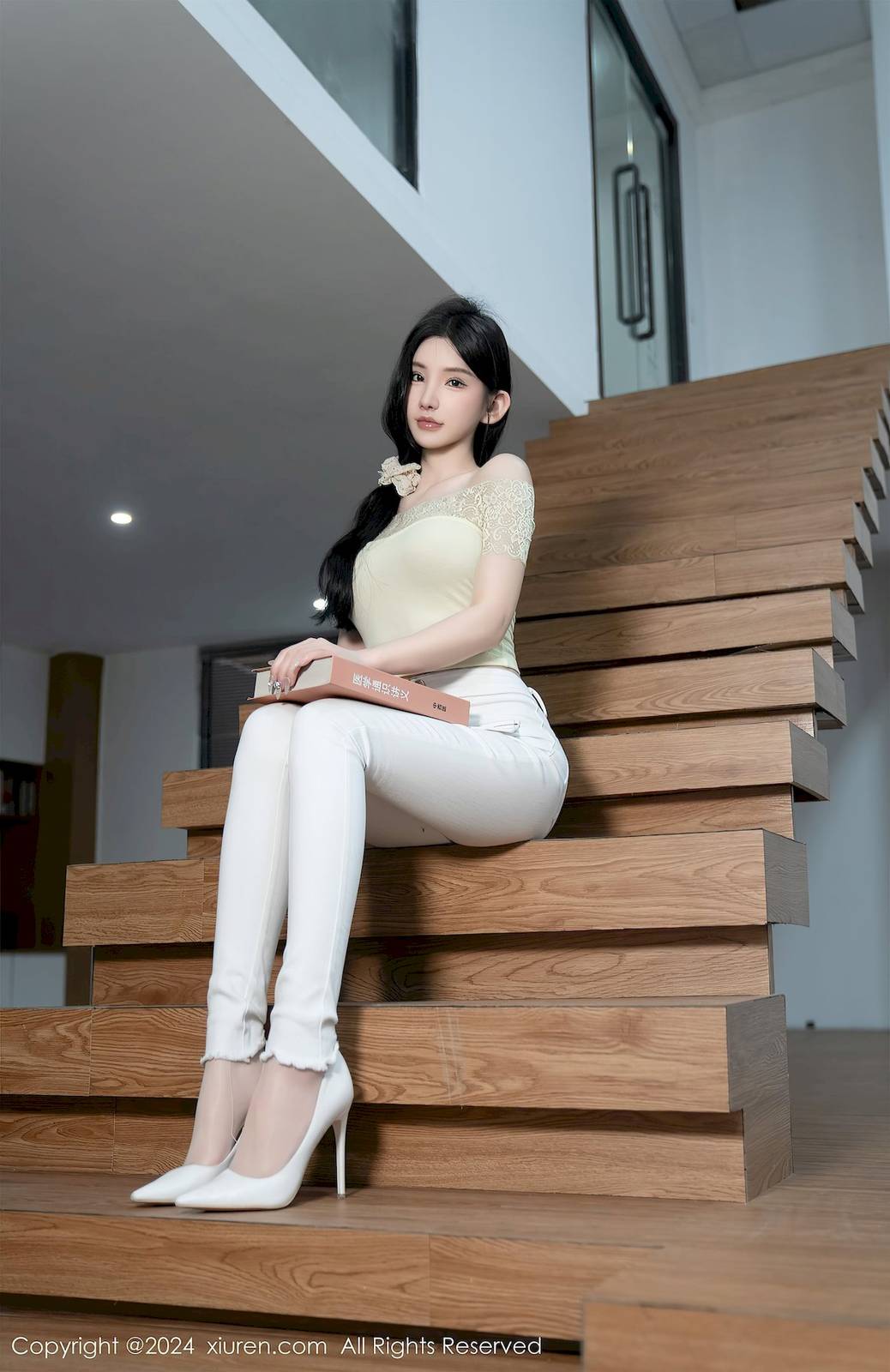 秀人网女神周于希Sally紧身牛仔裤图书馆场景长白山旅拍-5