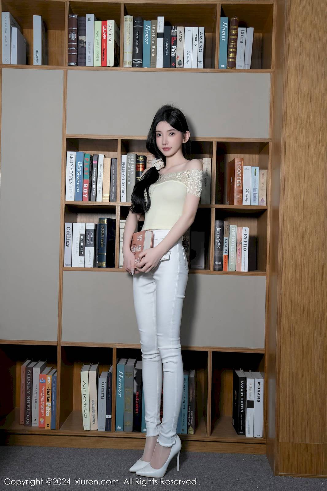 秀人网女神周于希Sally紧身牛仔裤图书馆场景长白山旅拍-12