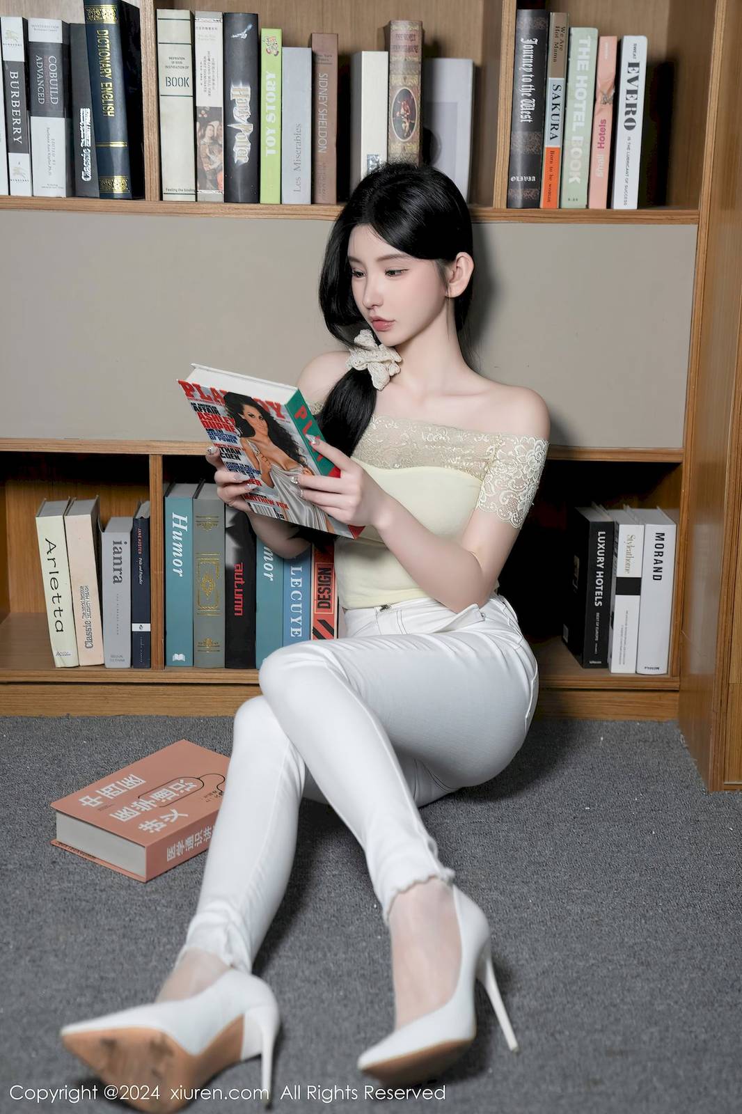 秀人网女神周于希Sally紧身牛仔裤图书馆场景长白山旅拍-17