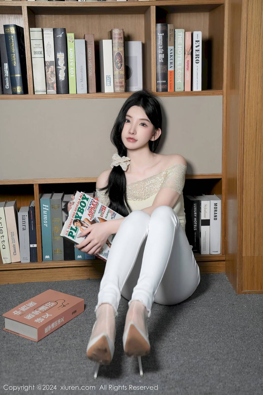 秀人网女神周于希Sally紧身牛仔裤图书馆场景长白山旅拍-20