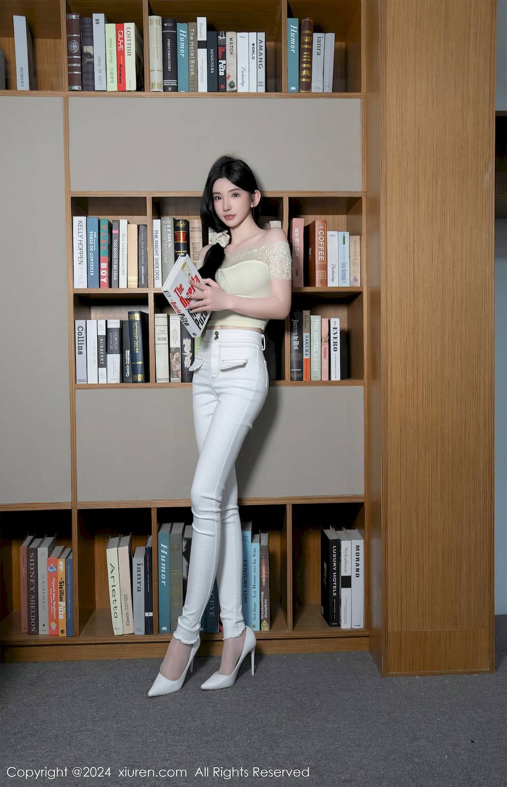 秀人网女神周于希Sally紧身牛仔裤图书馆场景长白山旅拍-15
