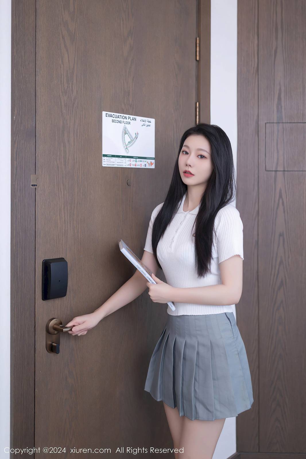 秀人网模特安然anran白色上衣搭配灰色短裙迪拜旅拍-3