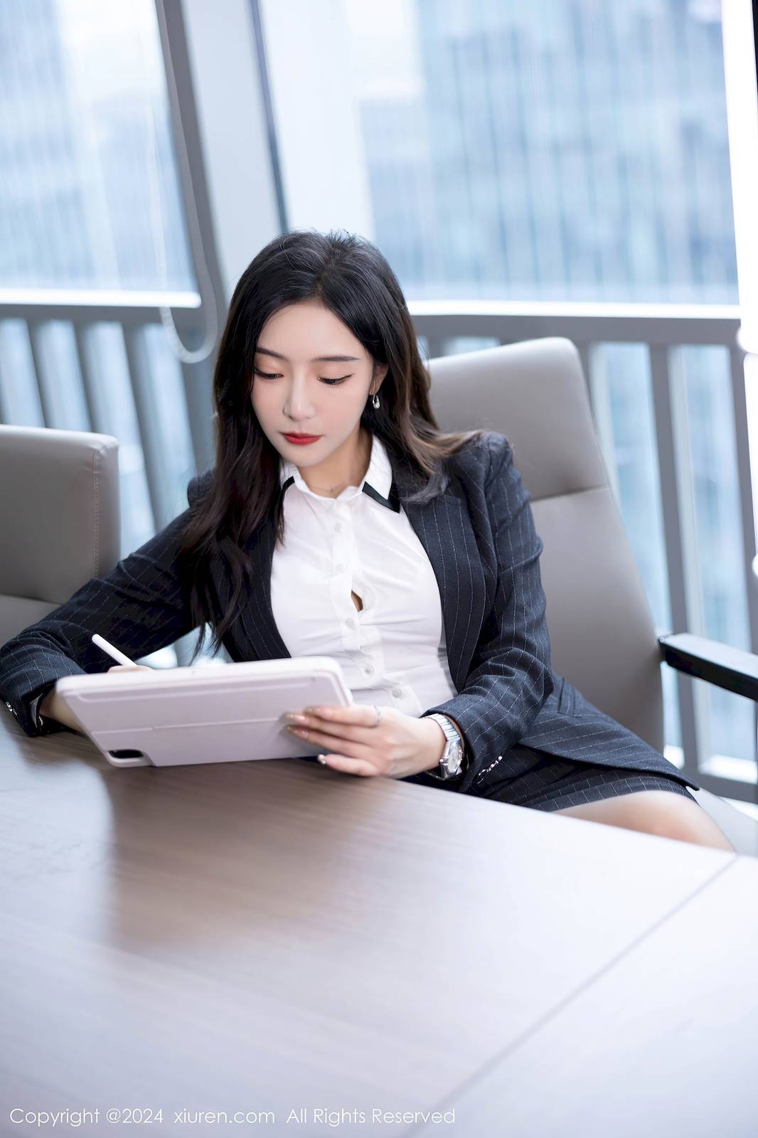 秀人网女神王馨瑶yanni深色OL制服搭配魅惑黑丝性感写真-23