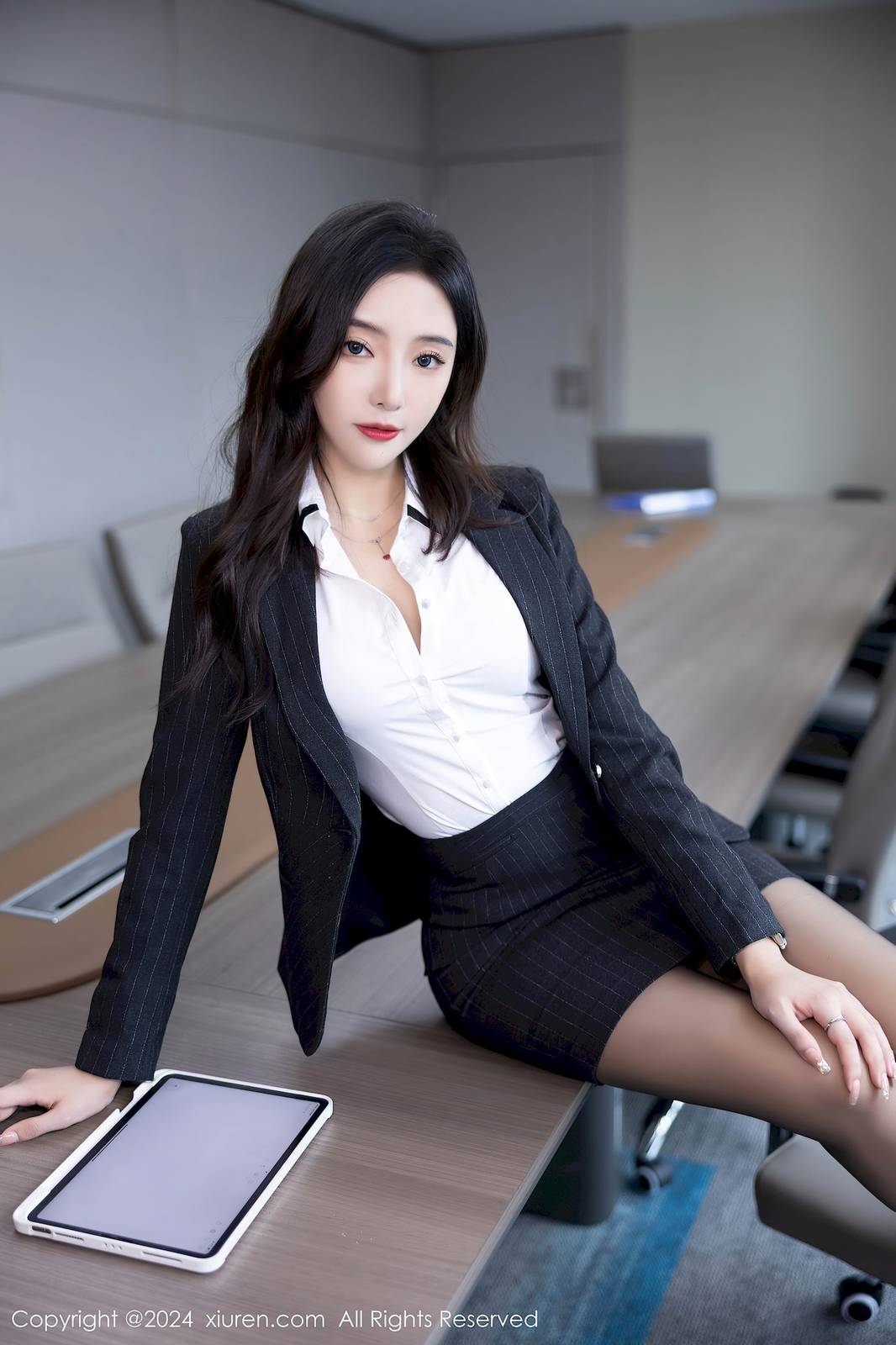 秀人网女神王馨瑶yanni深色OL制服搭配魅惑黑丝性感写真-28