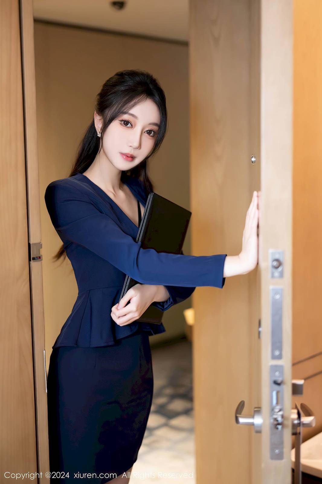 秀人网模特玥儿玥er蓝色OL制服搭配诱人灰丝哈尔滨旅拍 