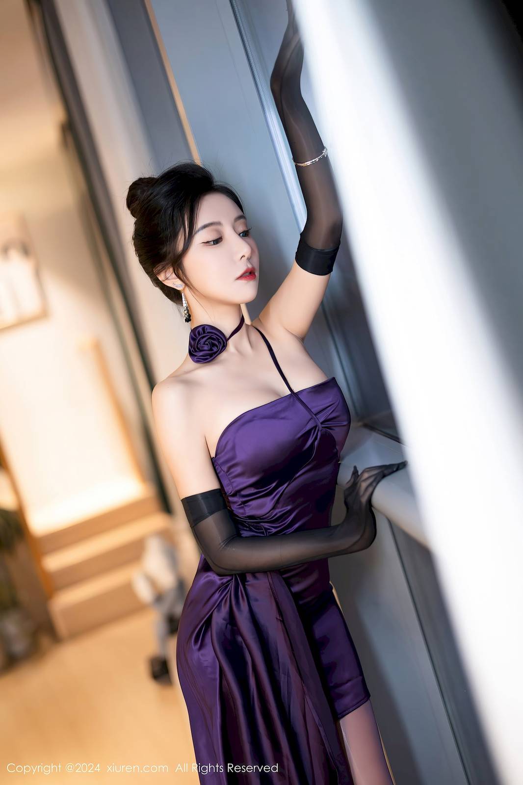 秀人网女神王馨瑶yanni露肩短裙搭配紫色丝袜性感写真-17