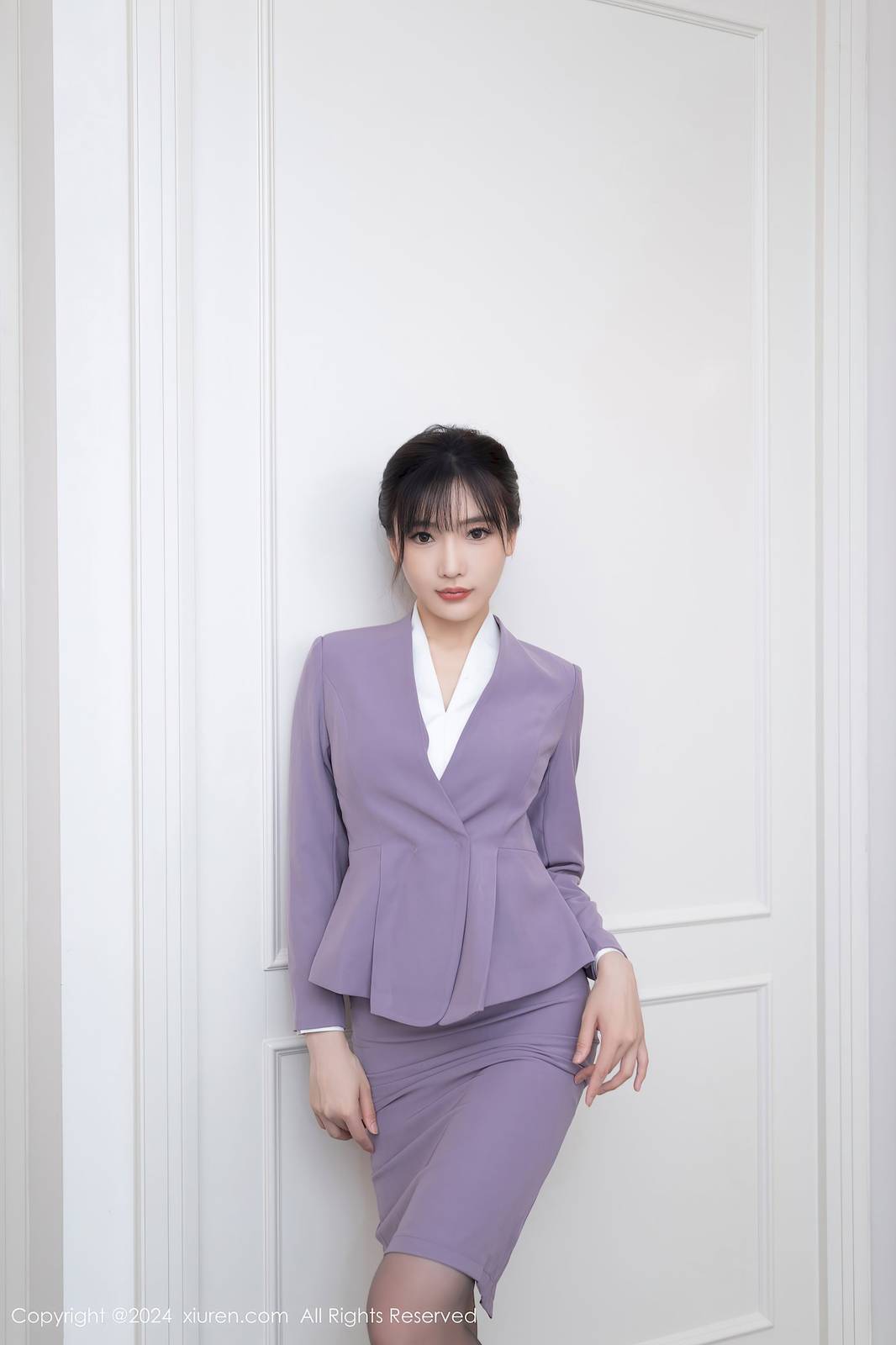 秀人网模特陆萱萱紫色制服搭配魅惑黑丝美腿性感写真-8