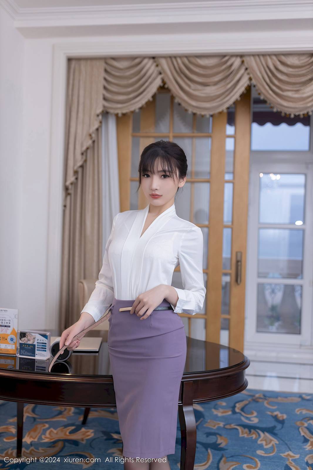 秀人网模特陆萱萱紫色制服搭配魅惑黑丝美腿性感写真-12