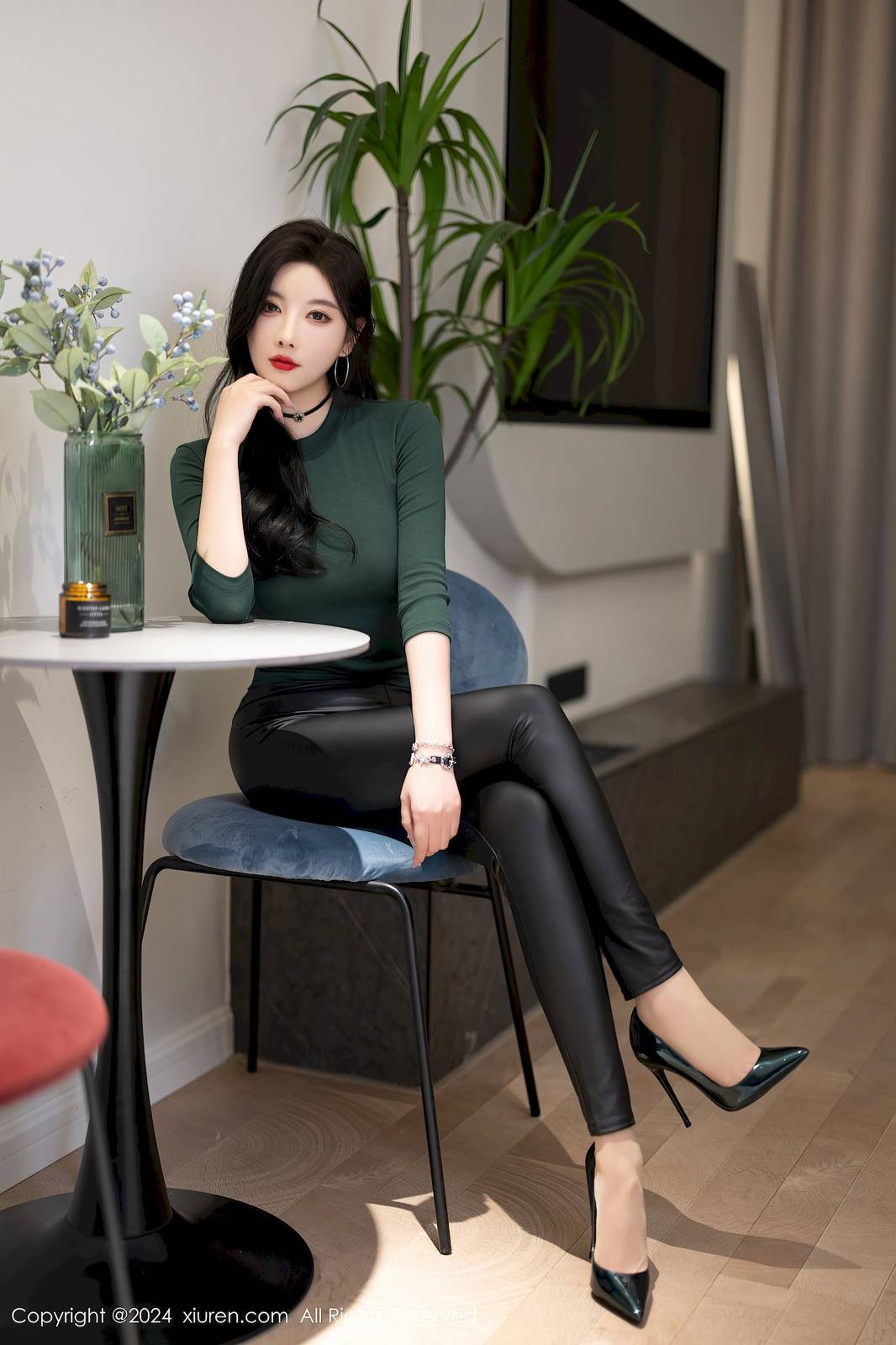 秀人网女神杨晨晨Yome墨绿色上衣搭配黑色皮裤性感写真