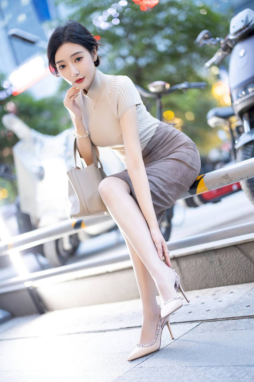 秀人网女神王馨瑶yanni浅色上衣搭配肉丝美腿性感写真-13