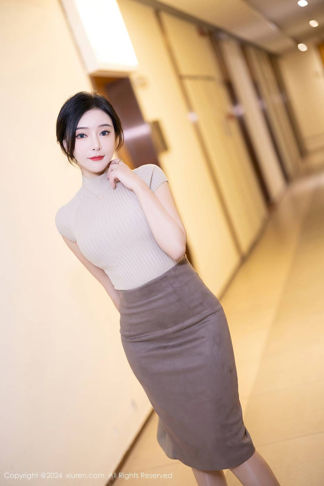 秀人网女神王馨瑶yanni浅色上衣搭配肉丝美腿性感写真-16