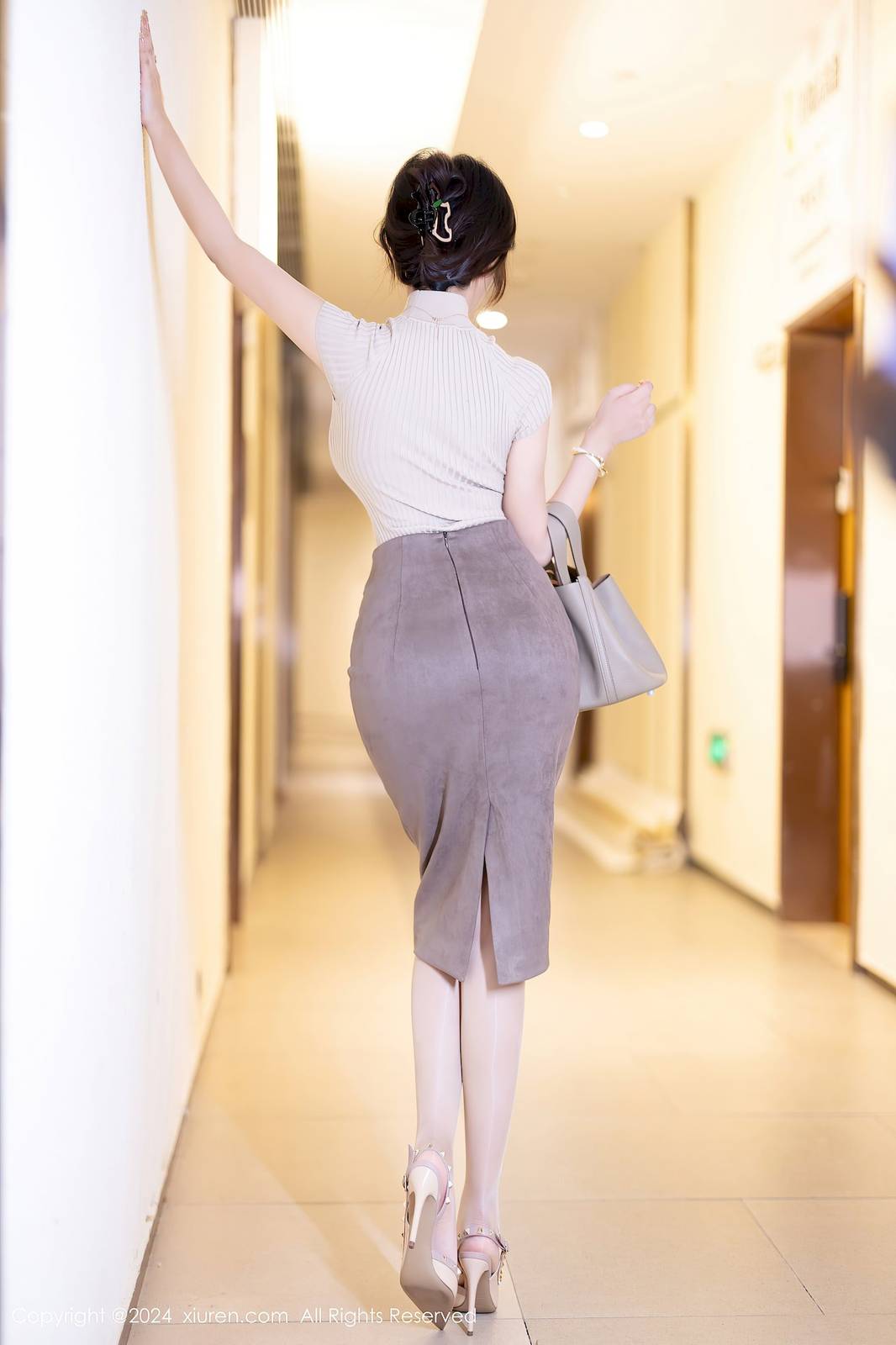 秀人网女神王馨瑶yanni浅色上衣搭配肉丝美腿性感写真-20