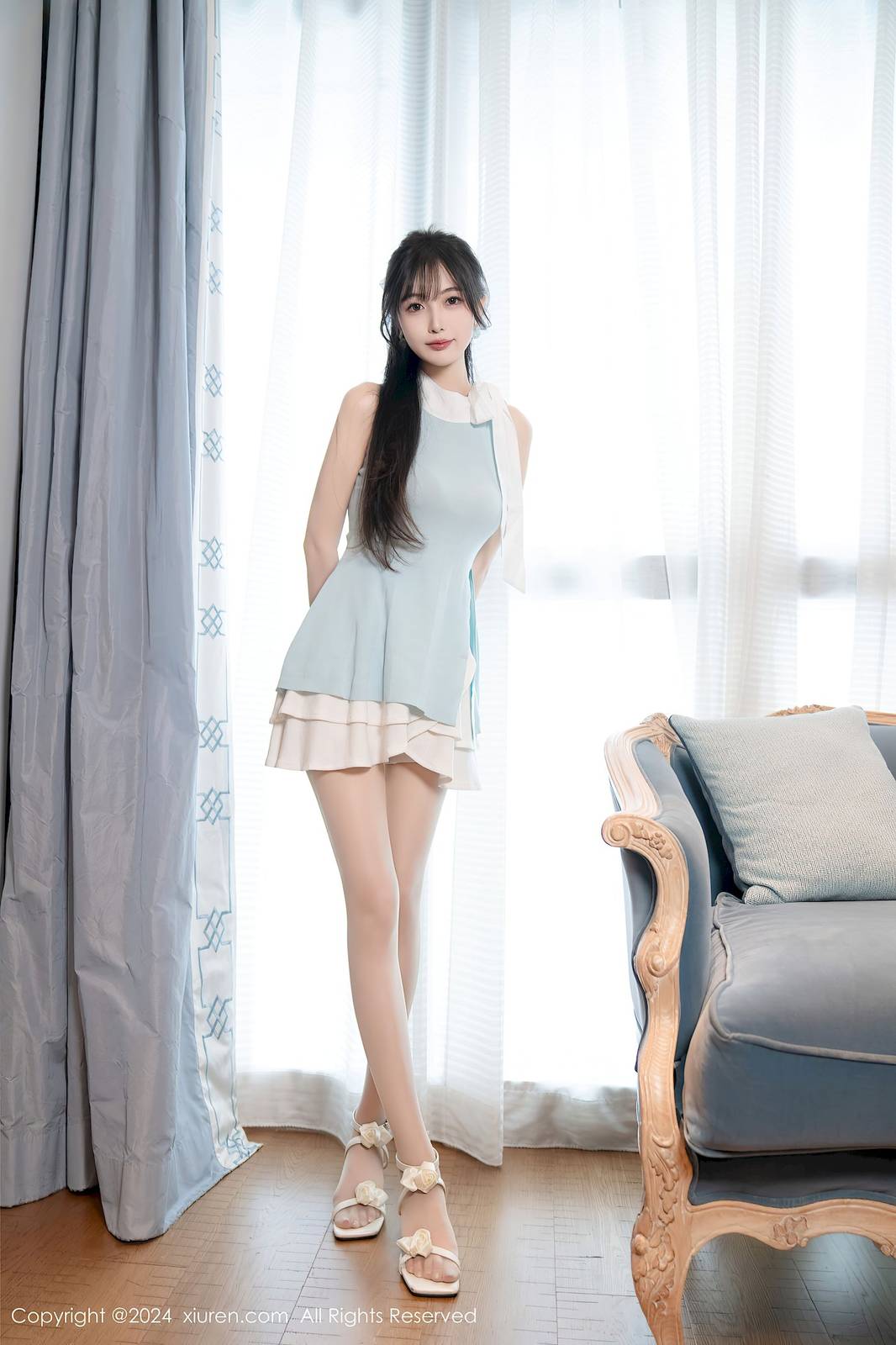 秀人网美女模特林星阑蓝白色连衣短裙白色丝袜性感写真