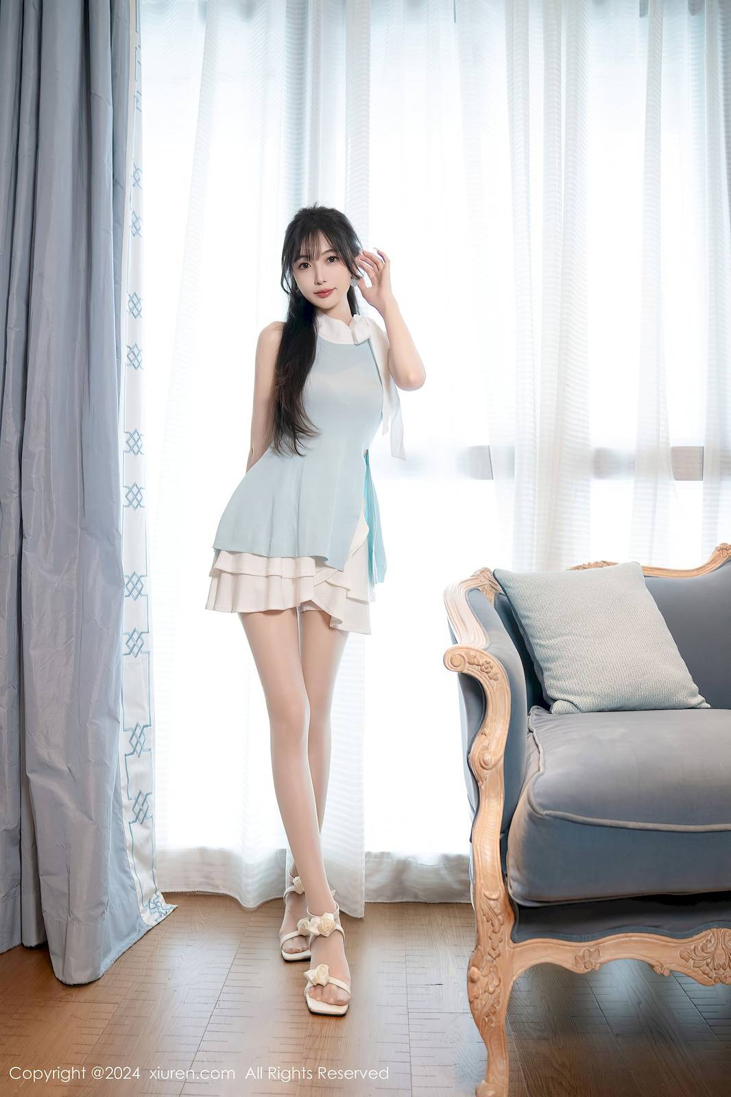 秀人网美女模特林星阑蓝白色连衣短裙白色丝袜性感写真-3