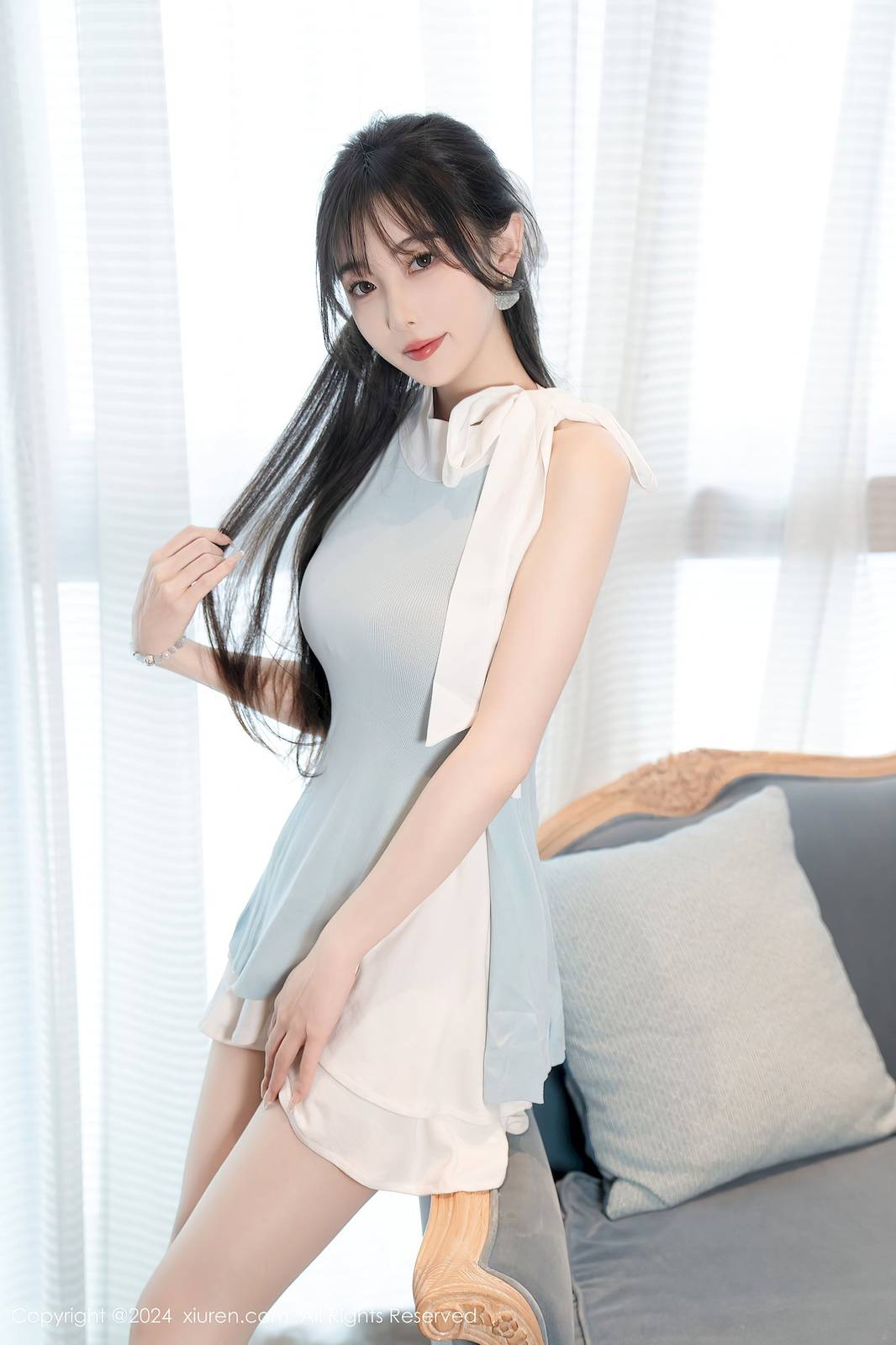 秀人网美女模特林星阑蓝白色连衣短裙白色丝袜性感写真-9