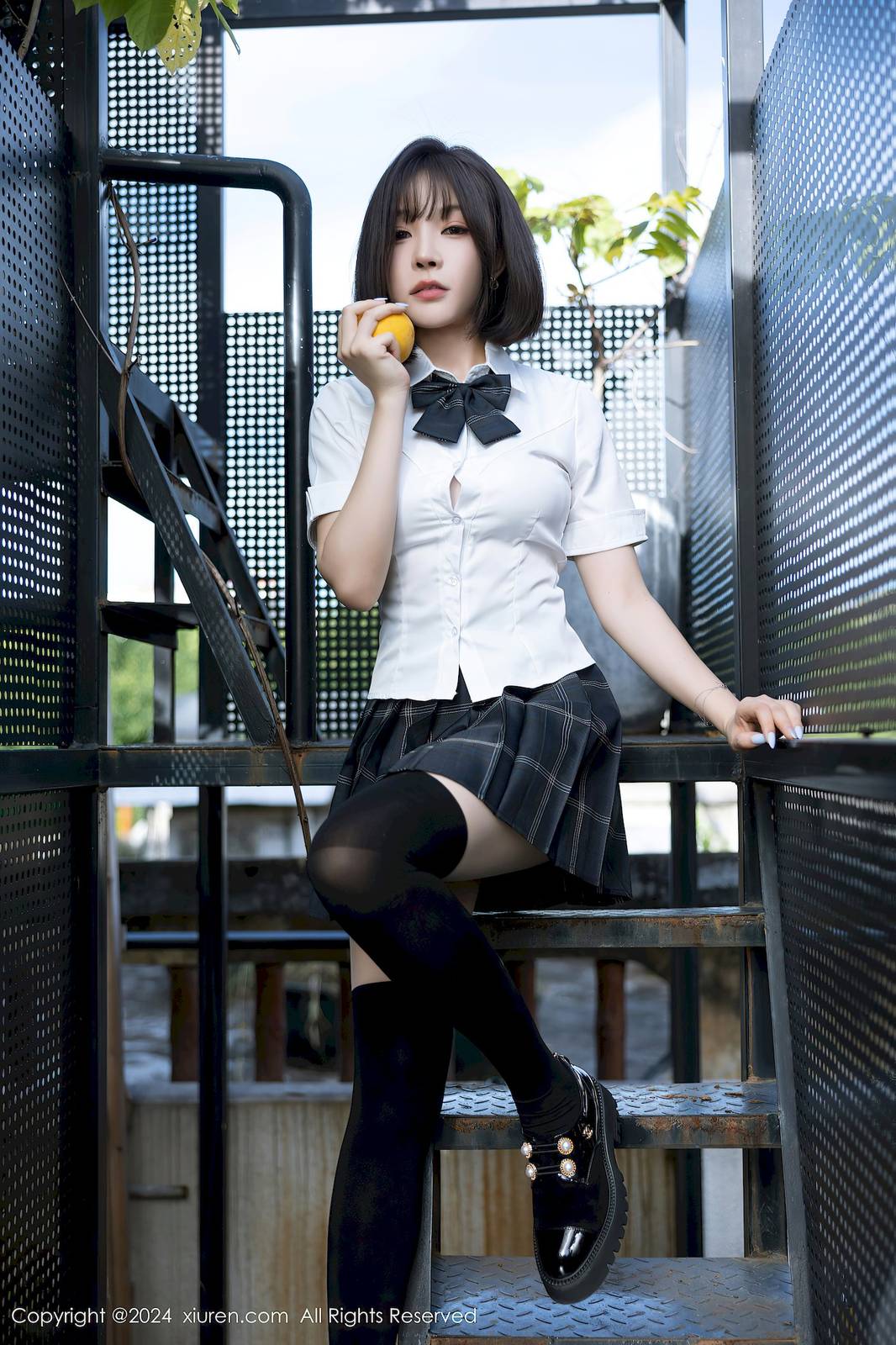 秀人网女神徐莉芝Booty学生制服搭配魅惑黑丝性感写真-28