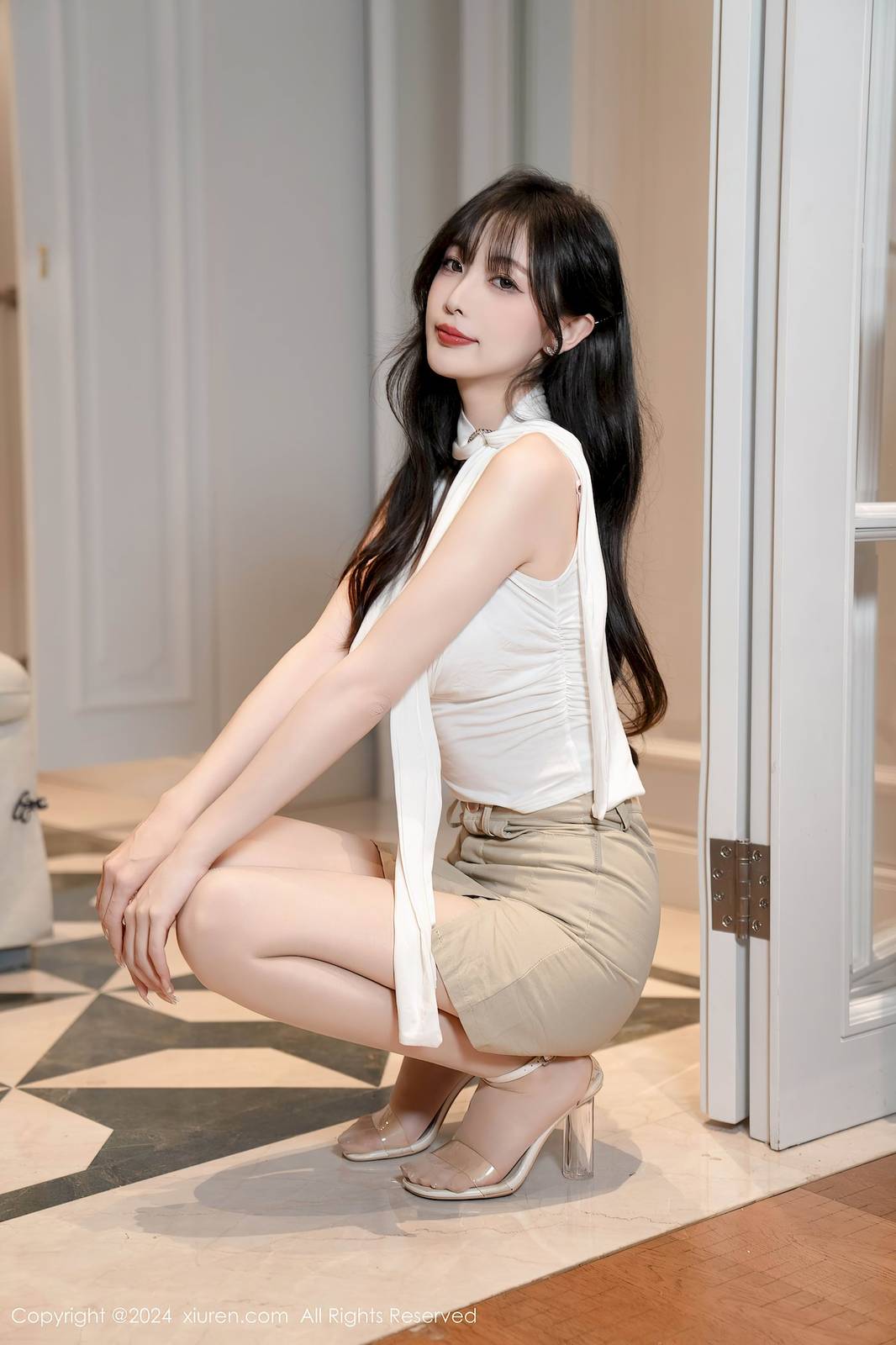 秀人网模特林星阑白色上衣搭配诱人肉色丝袜性感写真-14