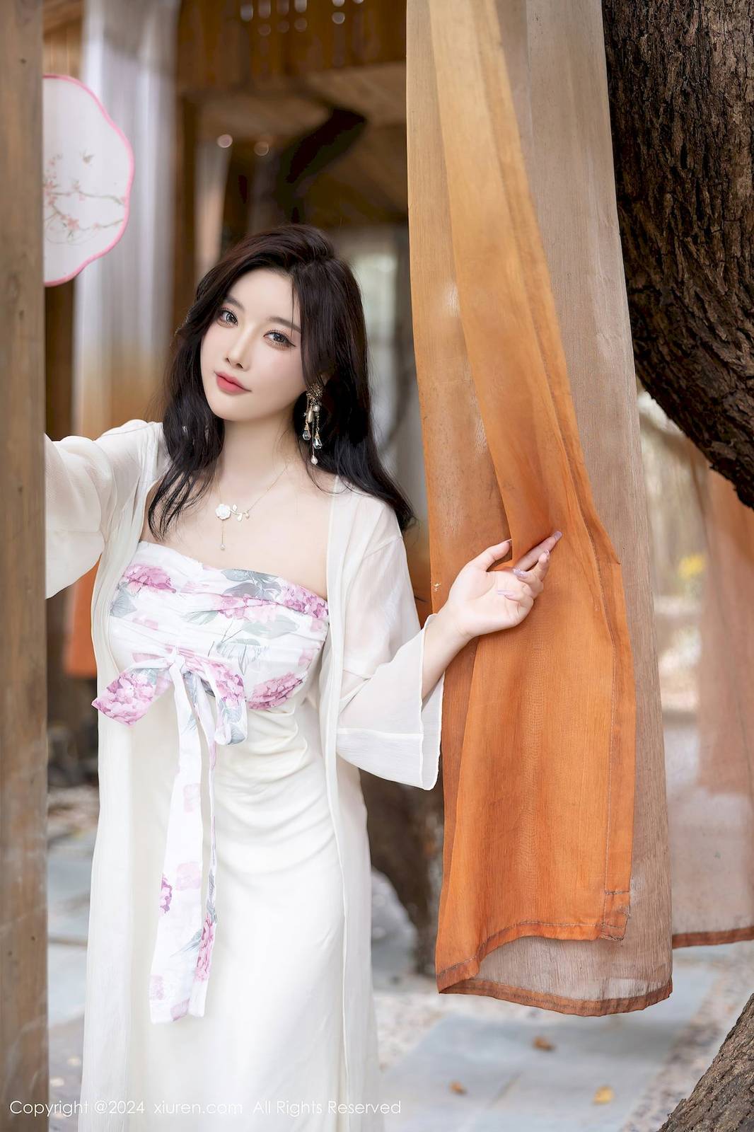 秀人网女神杨晨晨Yome浅色连衣裙搭配肉色丝袜性感写真