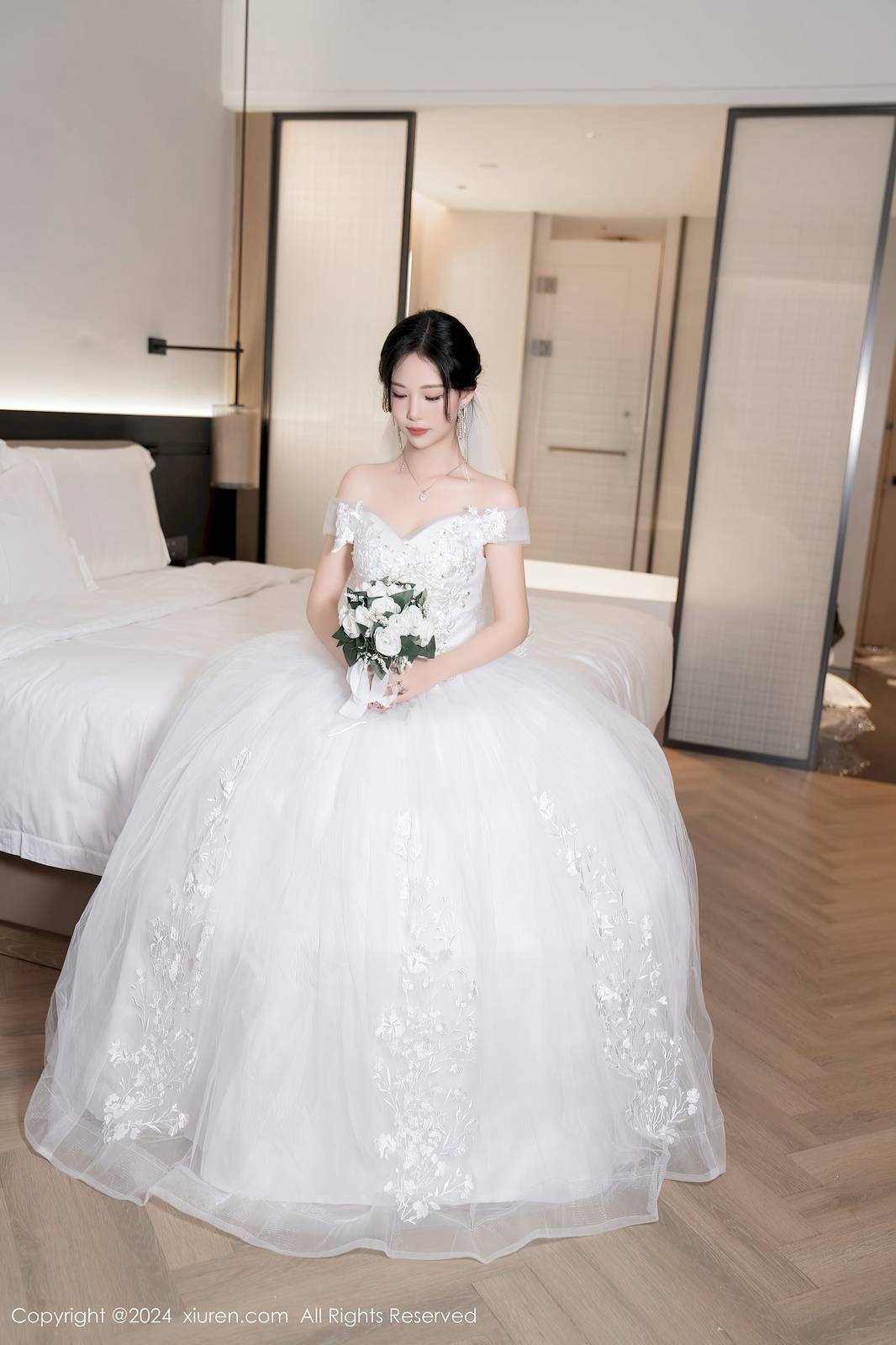 秀人网美女模特抖娘利世白色婚纱魅惑肉丝性感写真-3