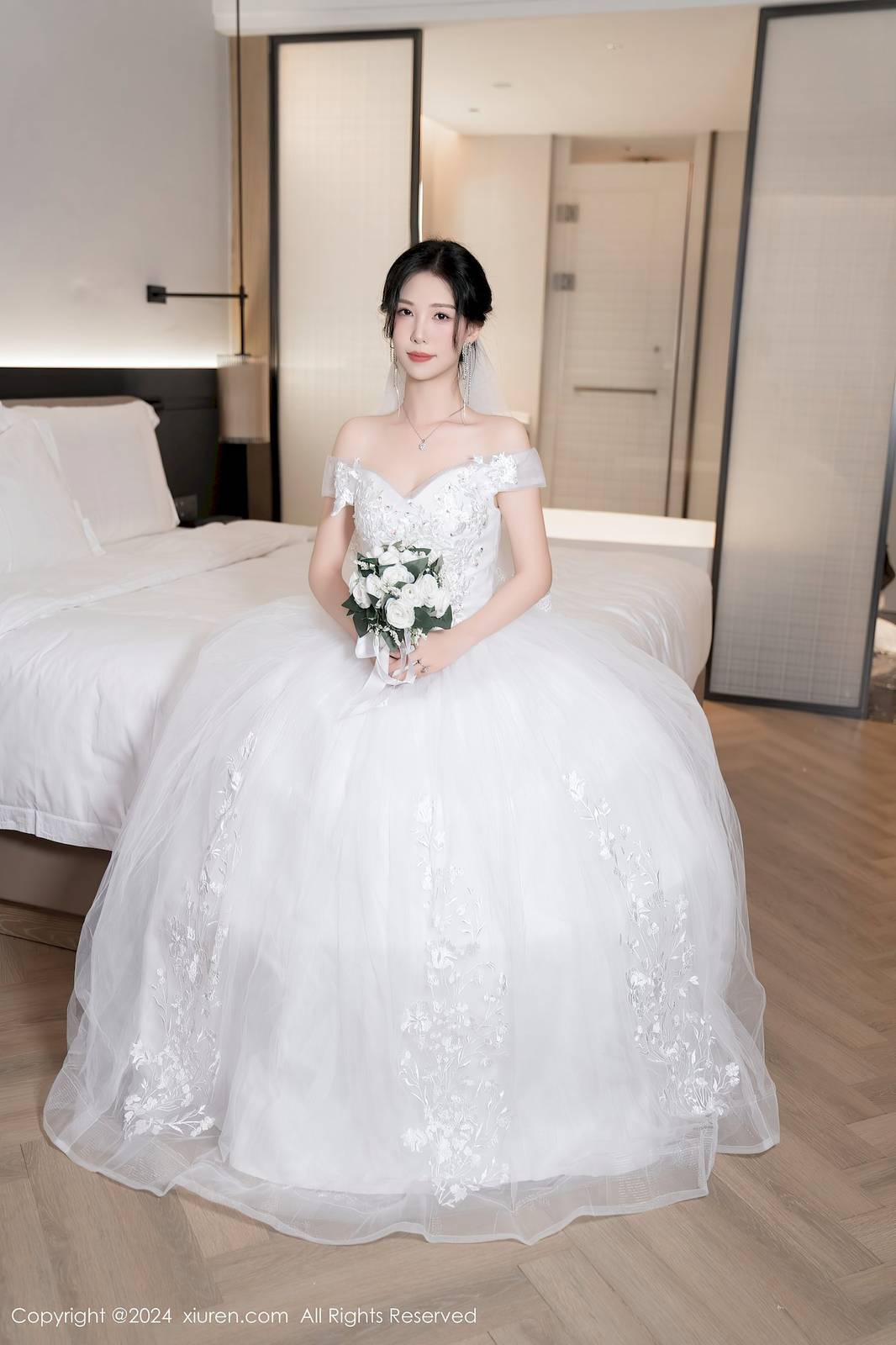 秀人网美女模特抖娘利世白色婚纱魅惑肉丝性感写真-4