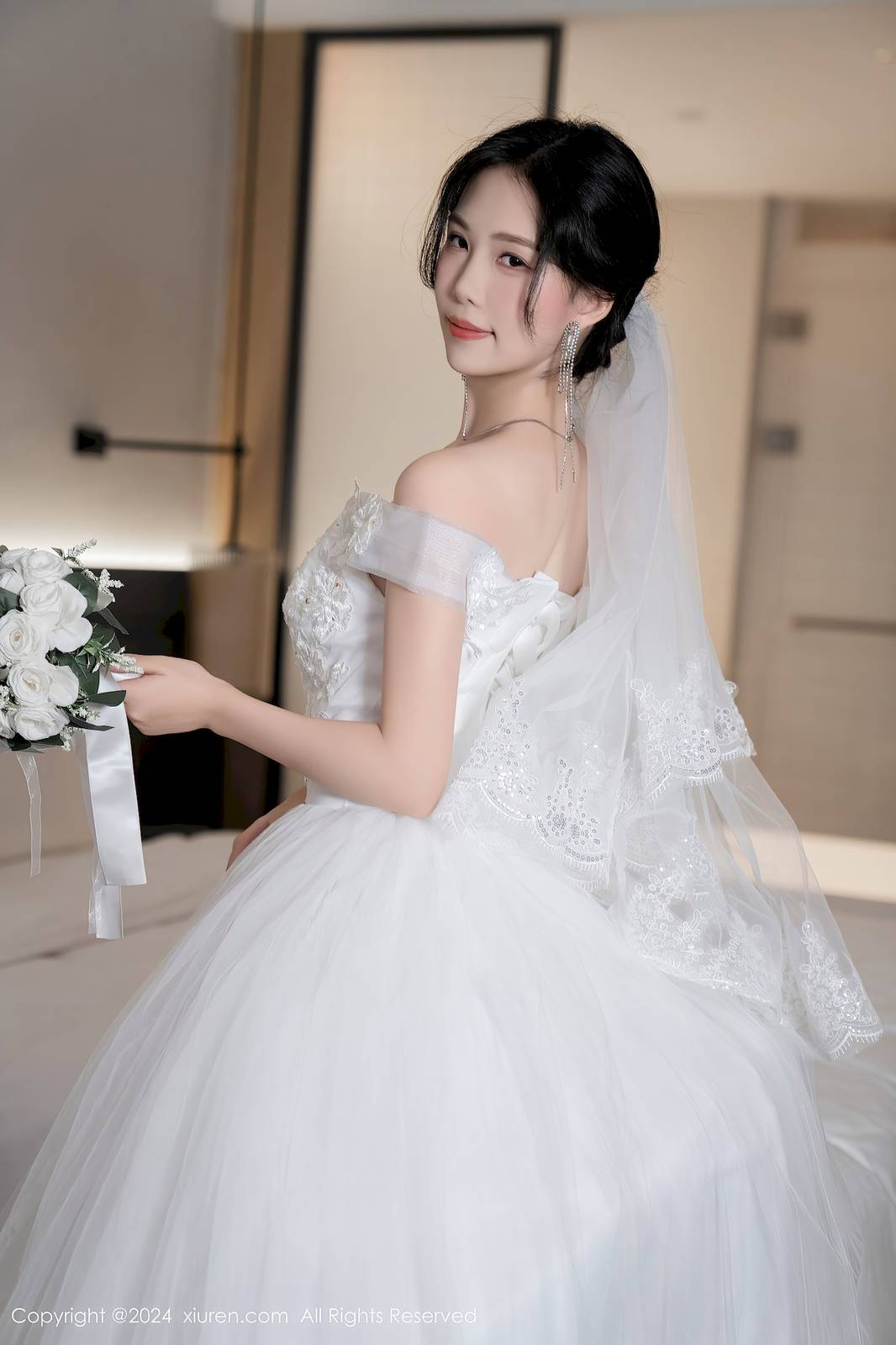 秀人网美女模特抖娘利世白色婚纱魅惑肉丝性感写真-8