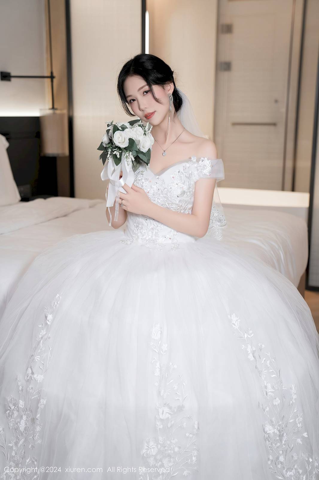 秀人网美女模特抖娘利世白色婚纱魅惑肉丝性感写真-6