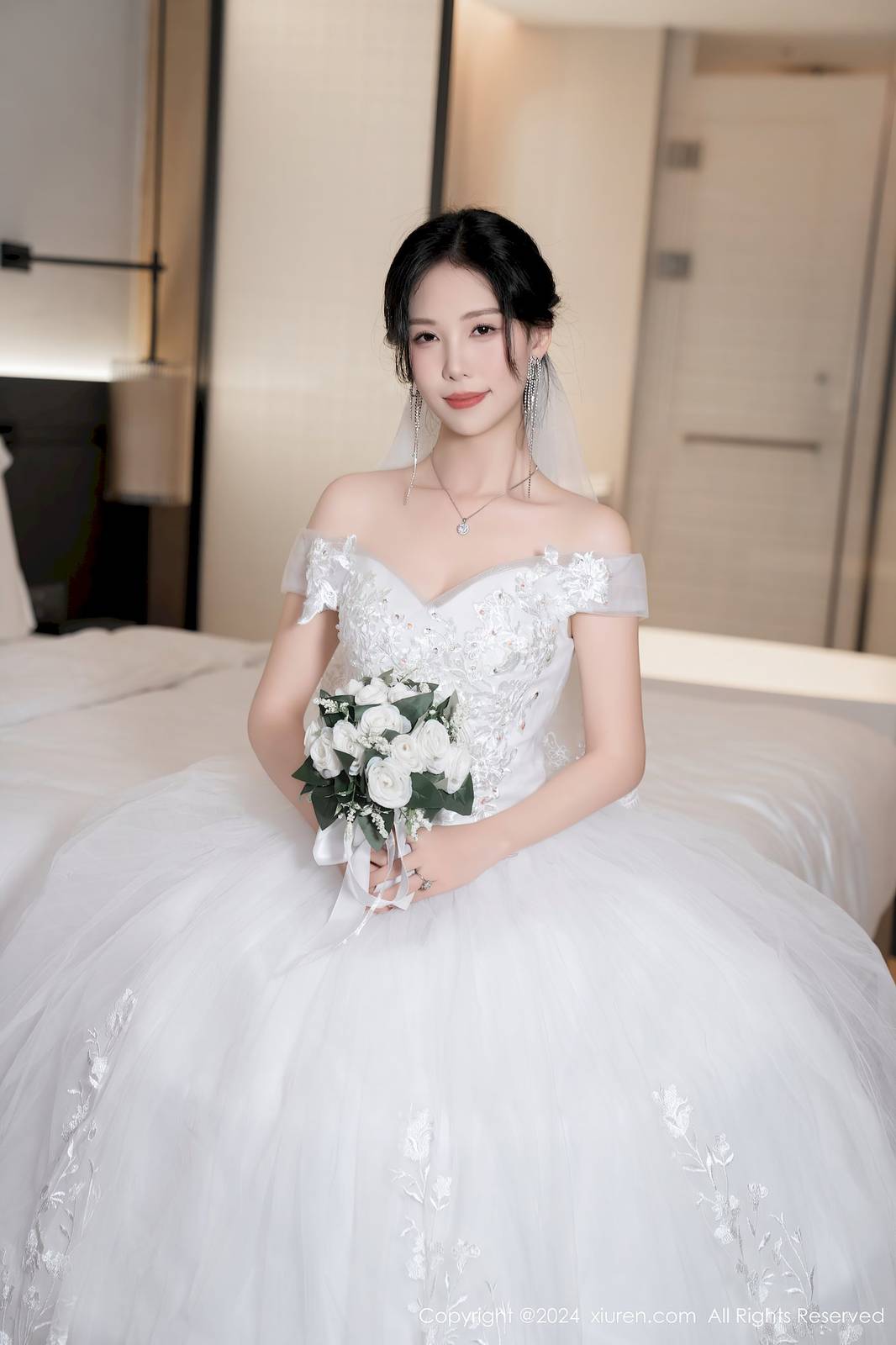 秀人网美女模特抖娘利世白色婚纱魅惑肉丝性感写真-5