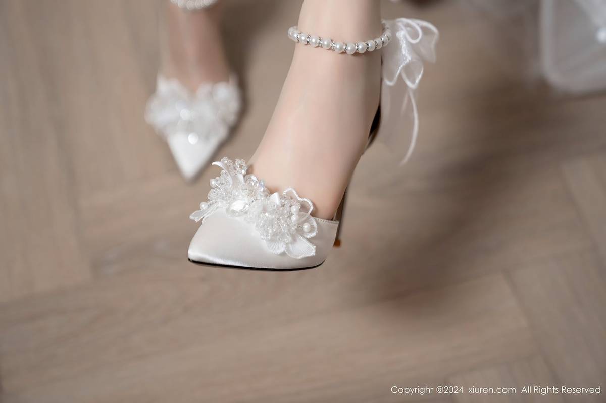 秀人网美女模特抖娘利世白色婚纱魅惑肉丝性感写真-11