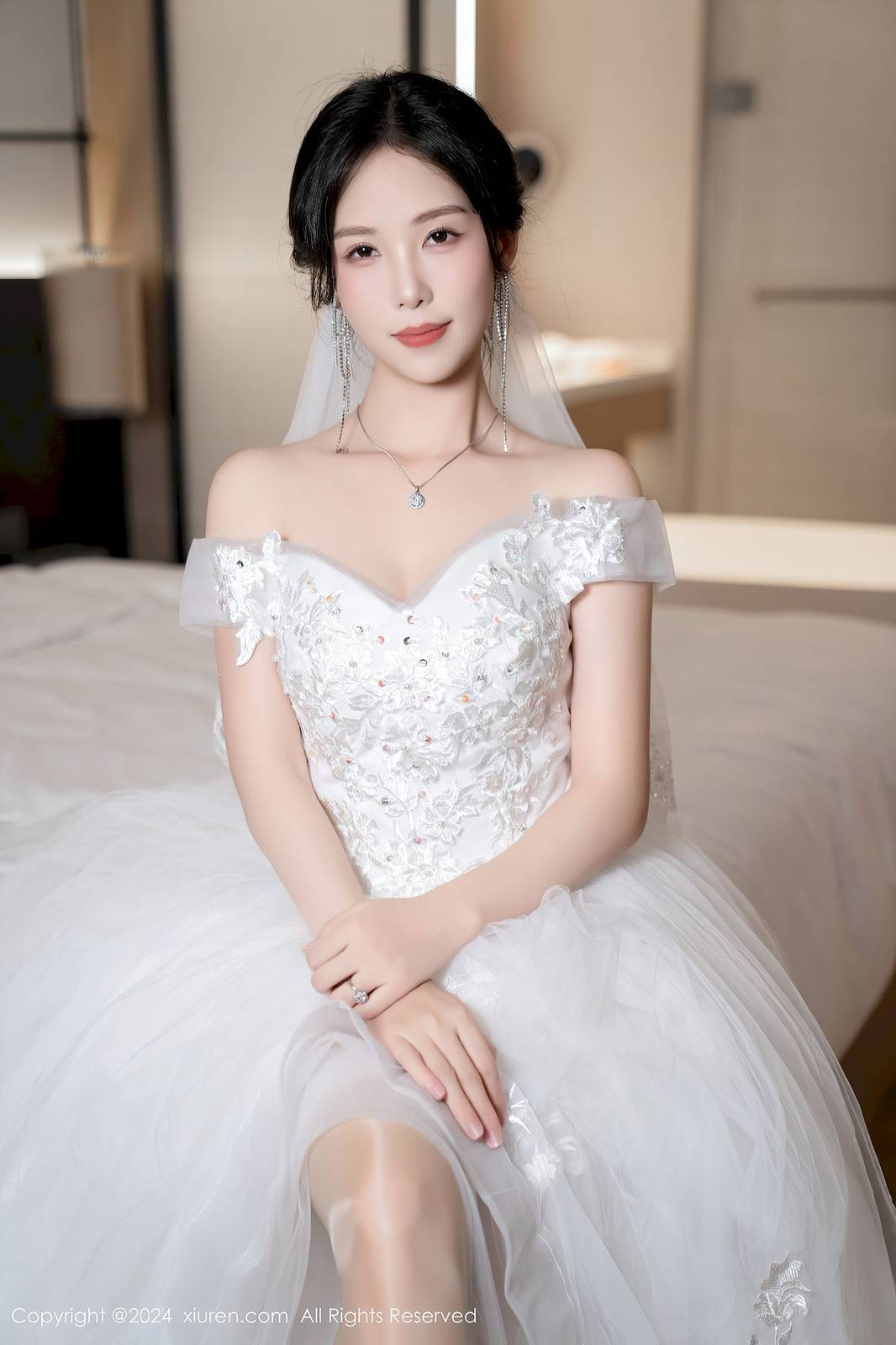 秀人网美女模特抖娘利世白色婚纱魅惑肉丝性感写真-14